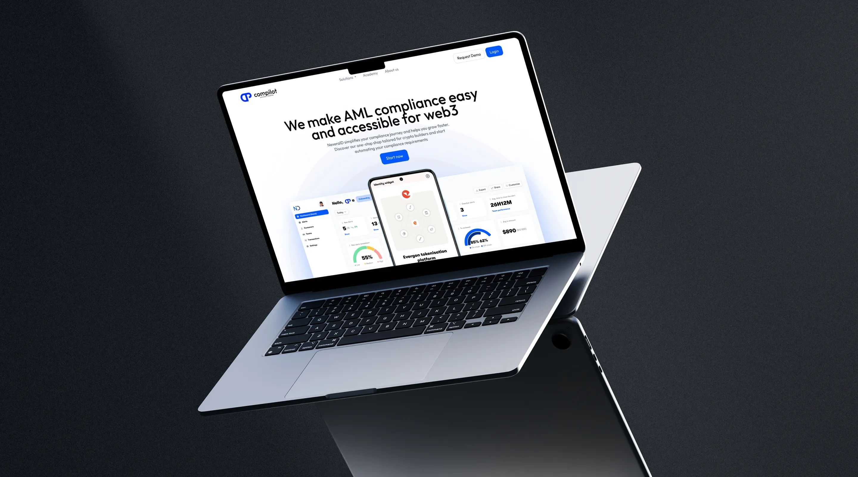 Page d’accueil du site Compilot sur un ordinateur portable : « We make AML compliance easy and accessible for web3 »