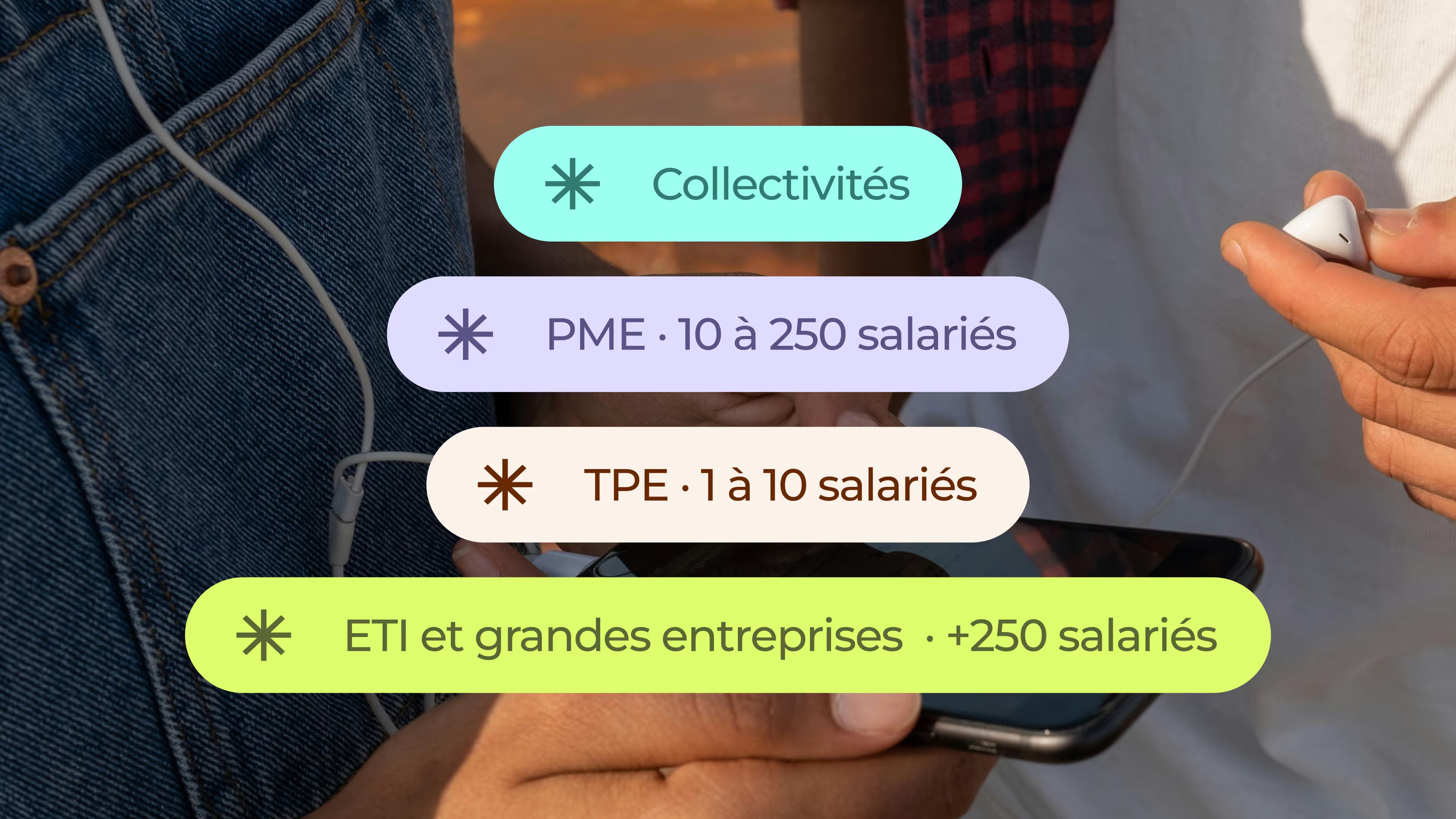 Étiquettes colorées Openeat : Collectivités, PME, TPE, ETI et grandes entreprises sur photo de mains tenant un smartphone
