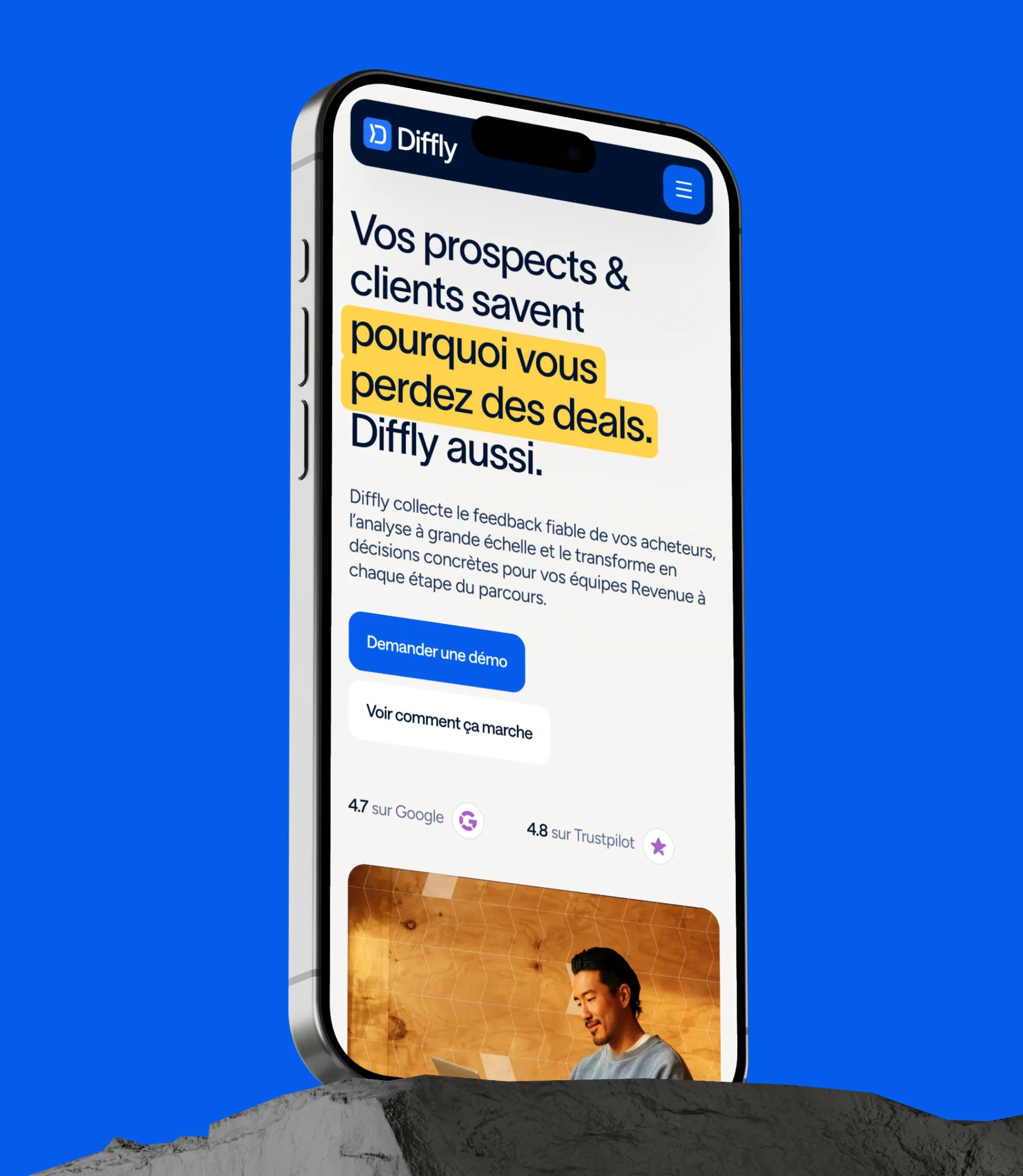 Diffly mobile homepage on a smartphone: “Your prospects & clients know why you lose deals” headline in French