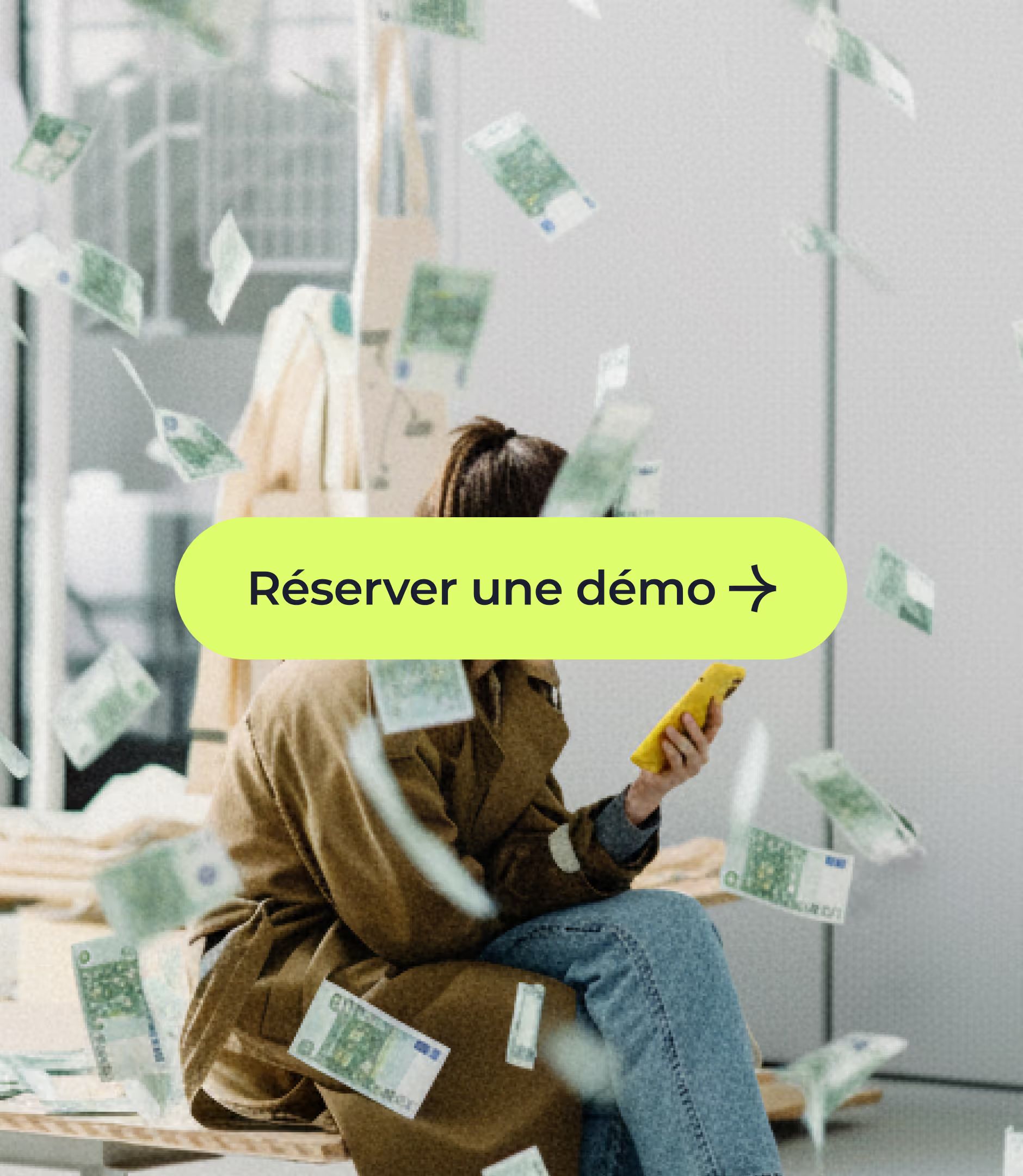 Visuel Openeat : bouton vert « Réserver une démo » sur une femme au téléphone sous une pluie de billets