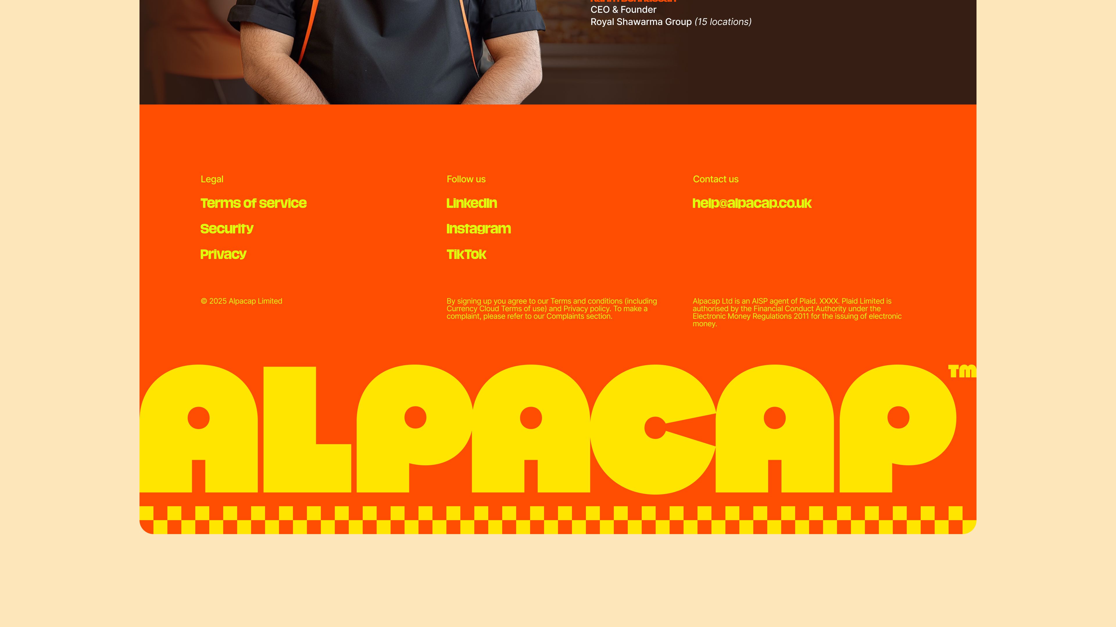 Pied de page du site Alpacap : fond orange, liens légaux, réseaux sociaux, contact et grand logo jaune à damier