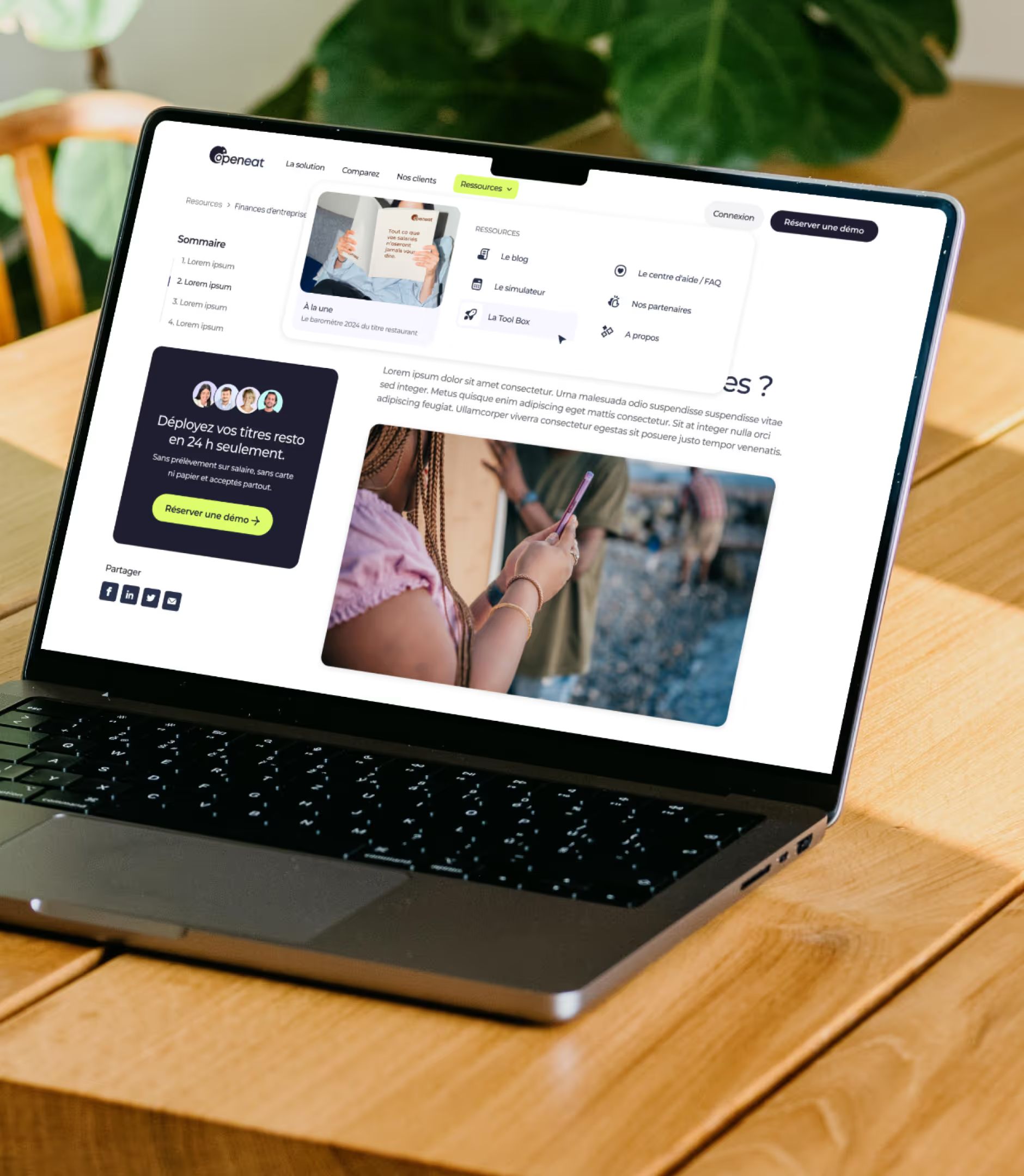 Ordinateur portable affichant un article du site Openeat avec le menu déroulant Ressources ouvert