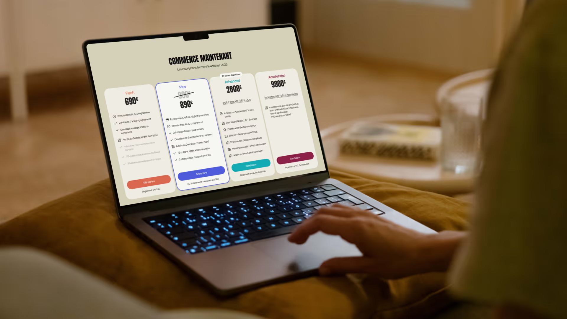 Paradox “Commence maintenant” pricing page on a laptop: Flash, Plus, Advanced and Accelerator plans