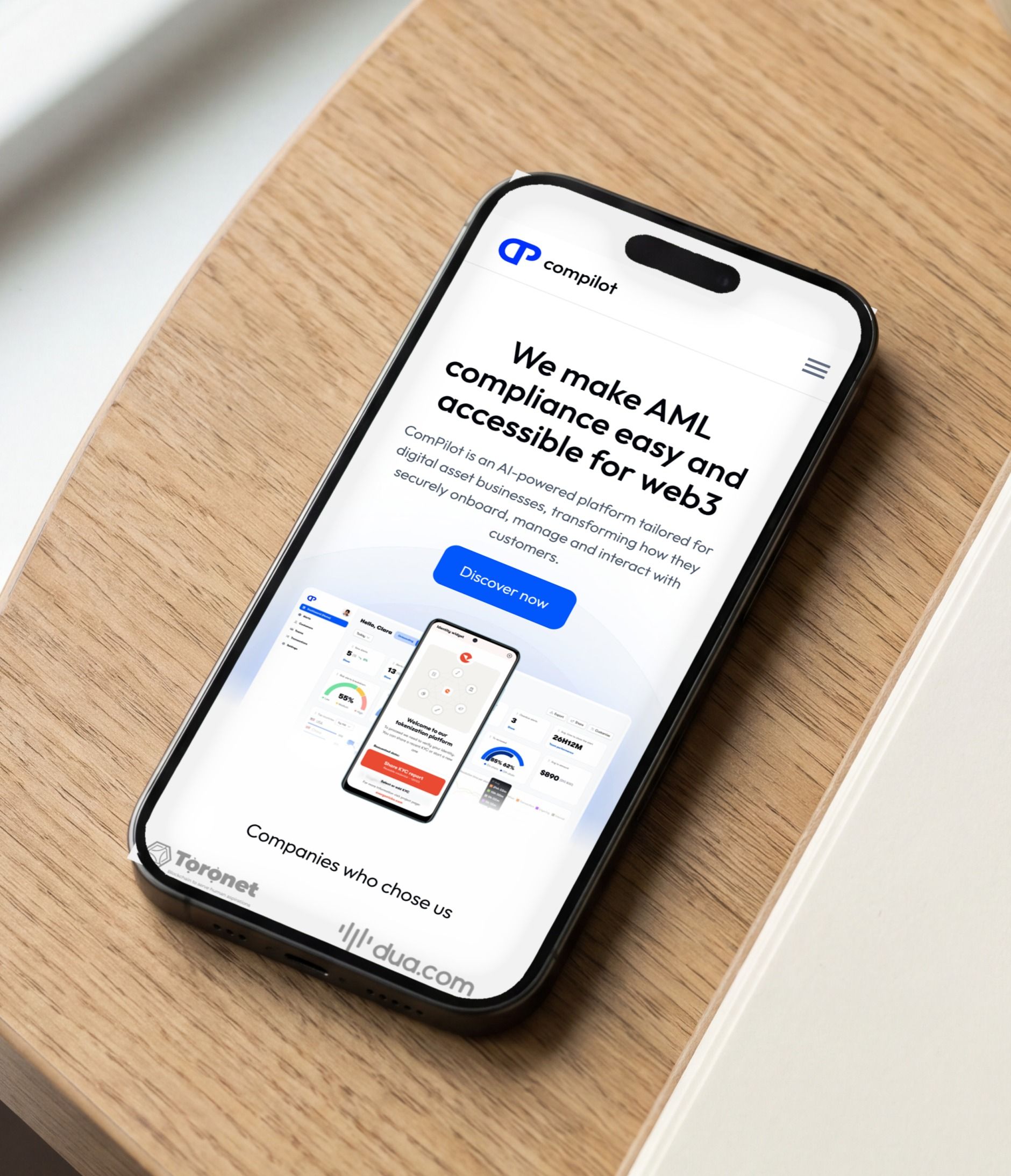 iPhone posé sur un bureau, ouvert sur l'accueil mobile de ComPilot