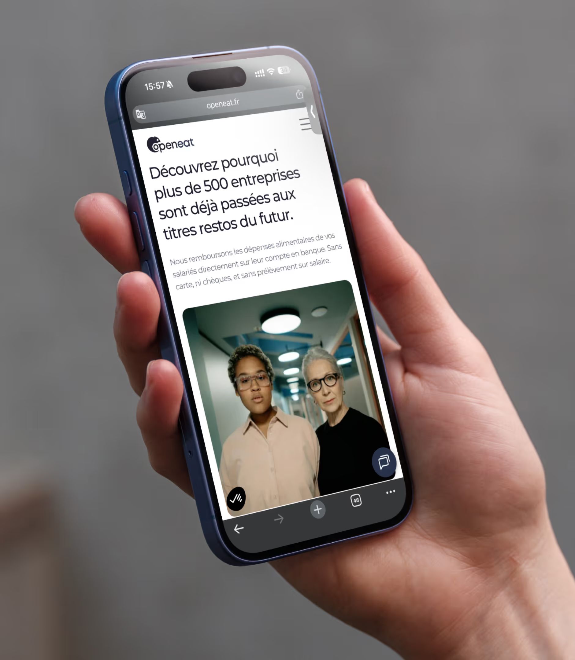 Main tenant un smartphone affichant le site mobile Openeat : « Découvrez pourquoi plus de 500 entreprises… »