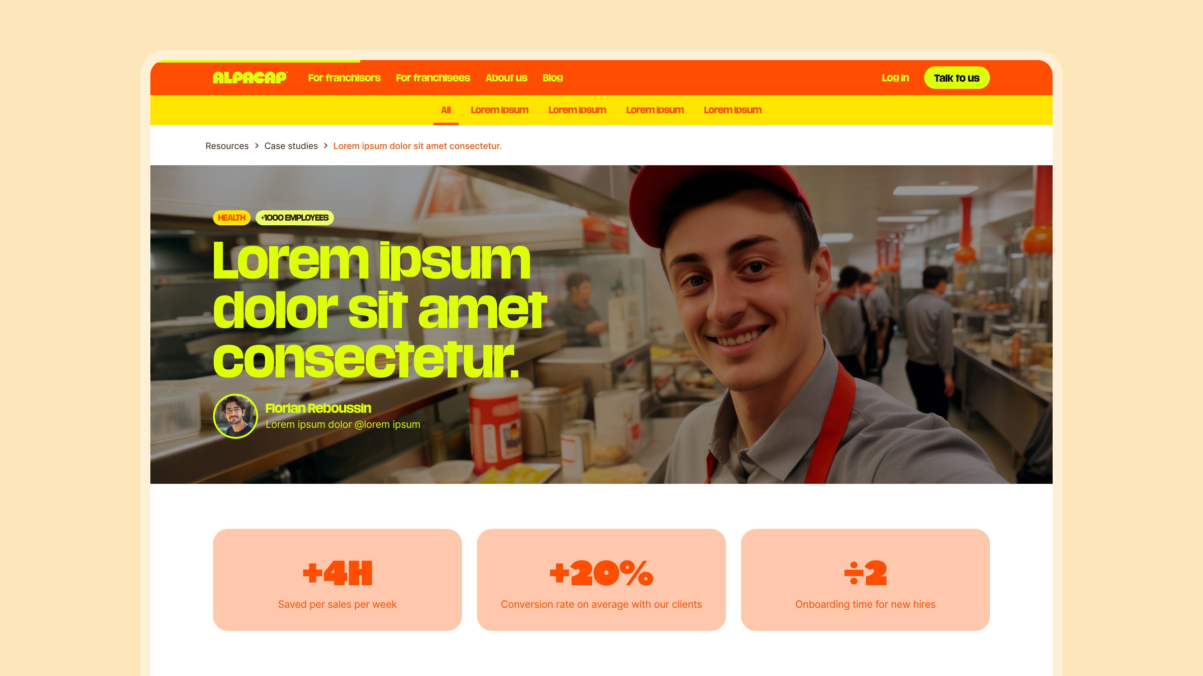 Maquette d’une page étude de cas Alpacap : employé de cuisine souriant, titre en jaune et chiffres clés +4H, +20 %, ÷2