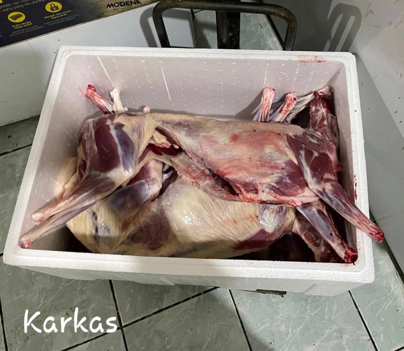 Karkas kambing utuh halal, sudah dibersihkan dan siap antar
