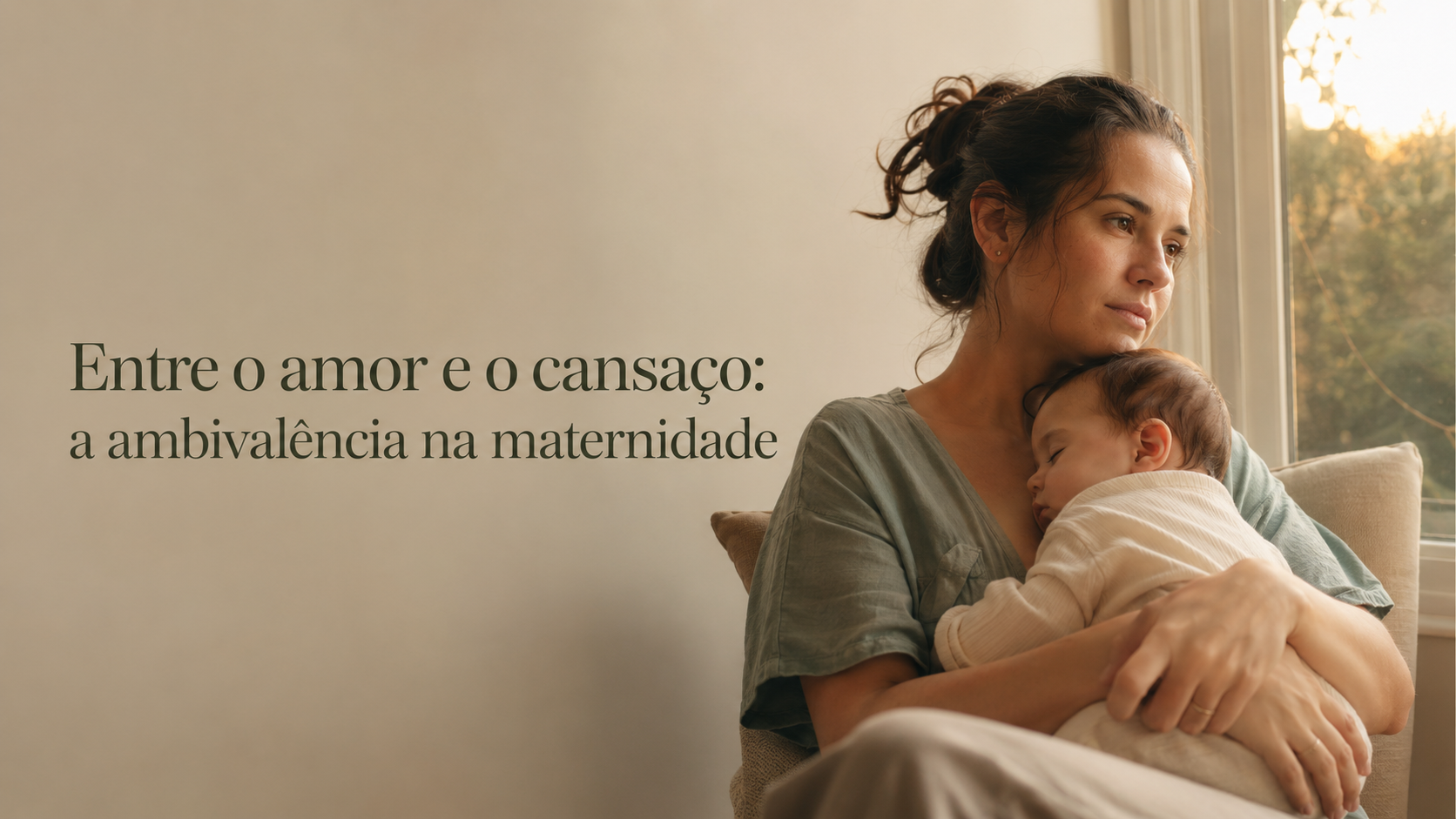 Mãe sentada próxima a uma janela, segurando um bebê adormecido no colo, com expressão de afeto e cansaço. Ao lado, aparece o título “Entre o amor e o cansaço: a ambivalência na maternidade”.