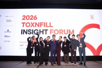 '2026 TOXNFILL INSIGHT FORUM'이 띄워진 무대 화면 앞에서 9명이 손으로 하트를 만들며 기념 촬영을 하고 있다