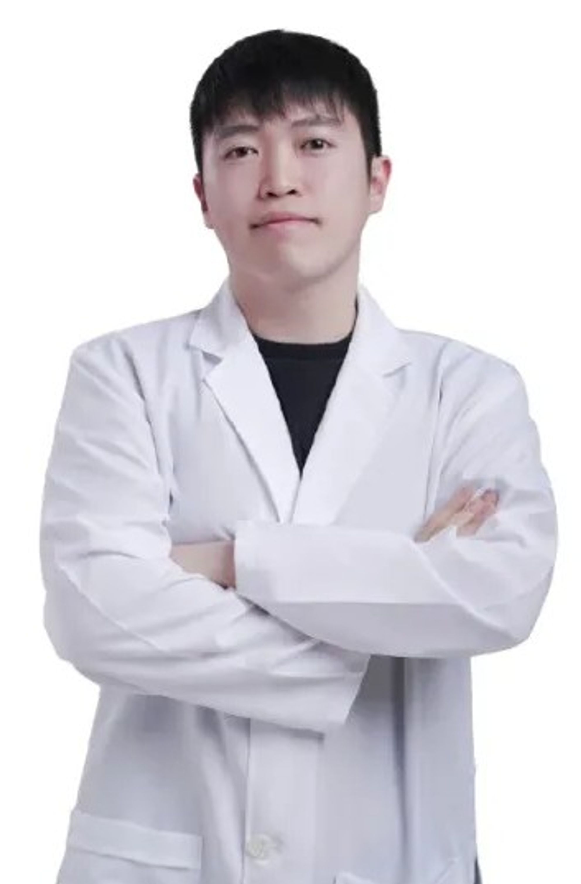 흰 배경 앞에서 흰 가운을 입고 팔짱을 낀 한 사람의 상반신 프로필 사진