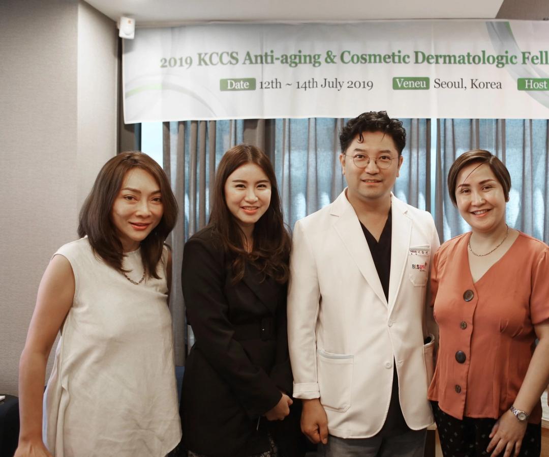'2019 KCCS' 펠로우십 과정 현수막 앞에 네 사람이 나란히 서 있는 모습
