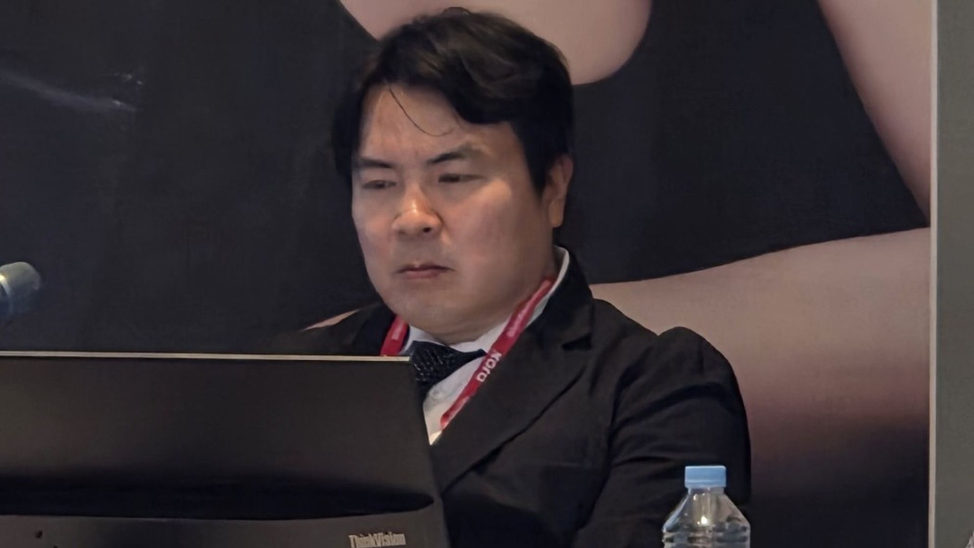 2026년 대한미용비만재생의학회(KORA) 추계학술대회 세션 좌장석에 앉아 모니터를 보는 강한별 원장