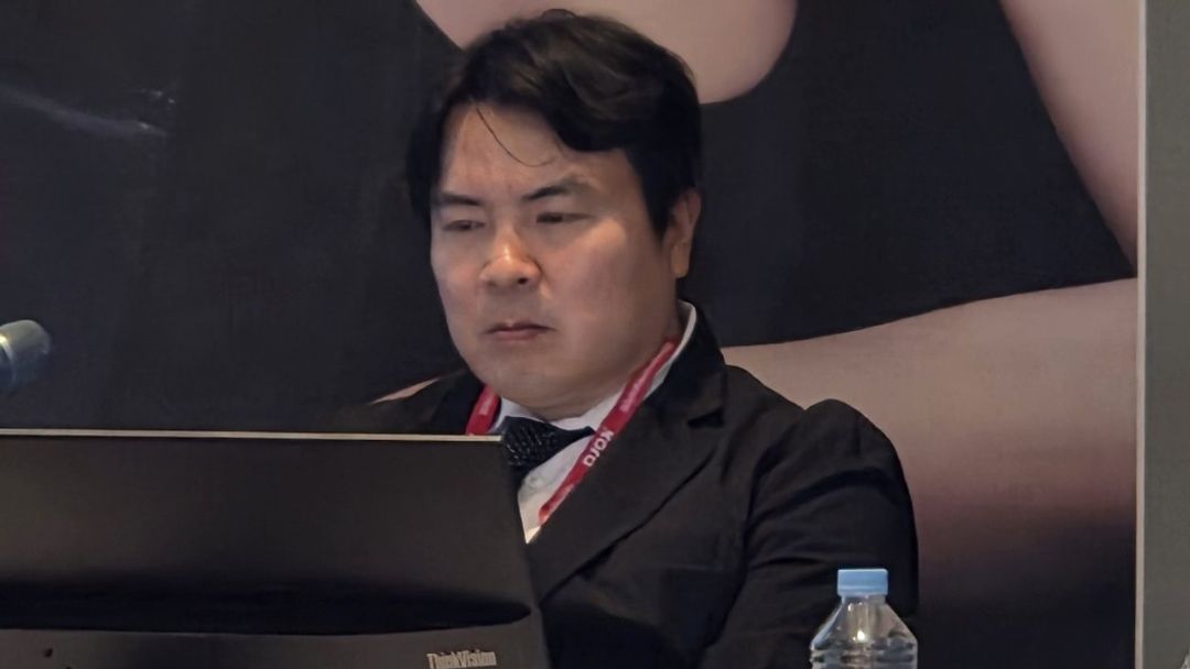 2026년 대한미용비만재생의학회(KORA) 추계학술대회 세션 좌장석에 앉아 모니터를 보는 강한별 원장