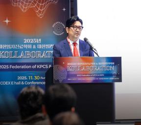 '2025년 대한일차진료학회 & 대한필러의학회 KOLLABORATION' 현수막과 강연대 앞에서 한 사람이 강연하고 앞쪽에 청중 뒷모습이 보이는 모습