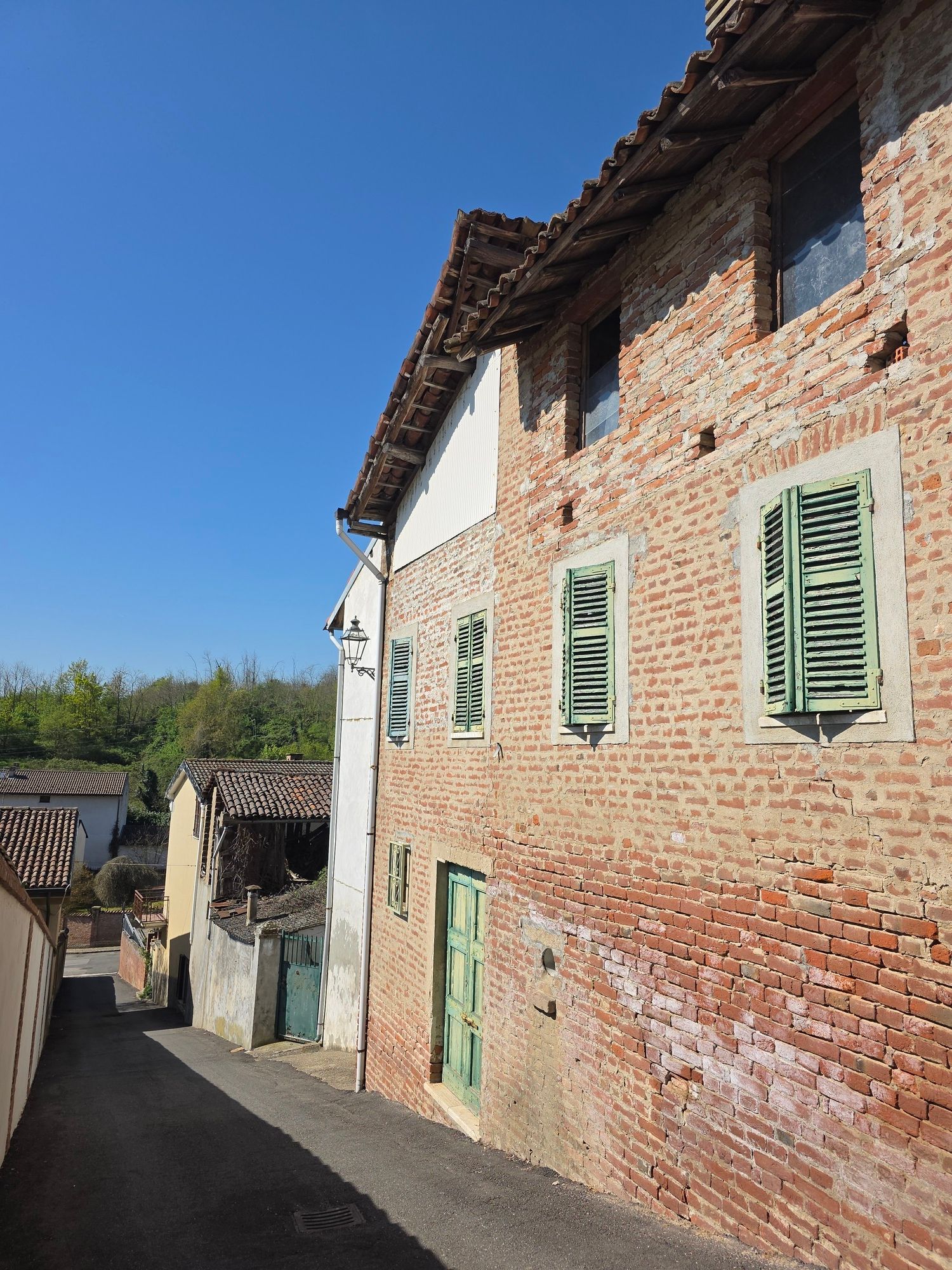 Casa libera su 3 lati con tavernetta e posto auto – foto 2