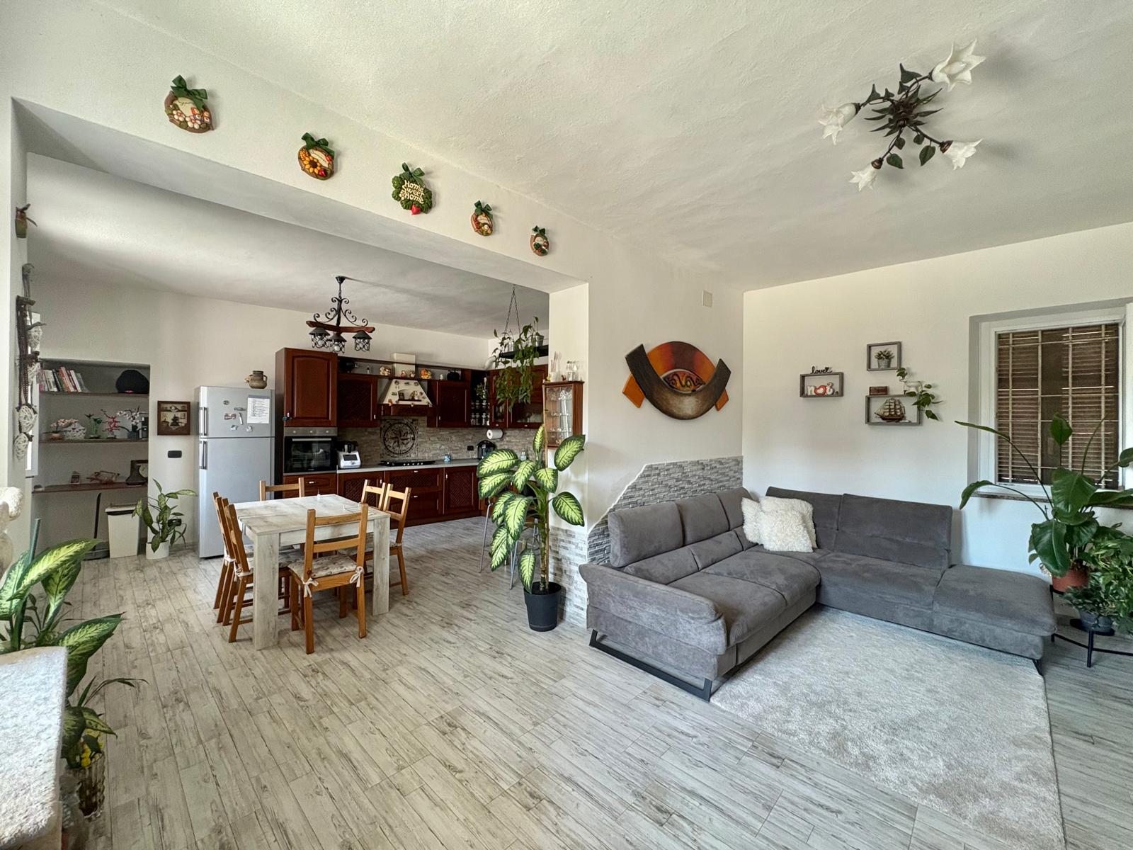 Casa indipendente libera su 3 lati con cortile e giardino