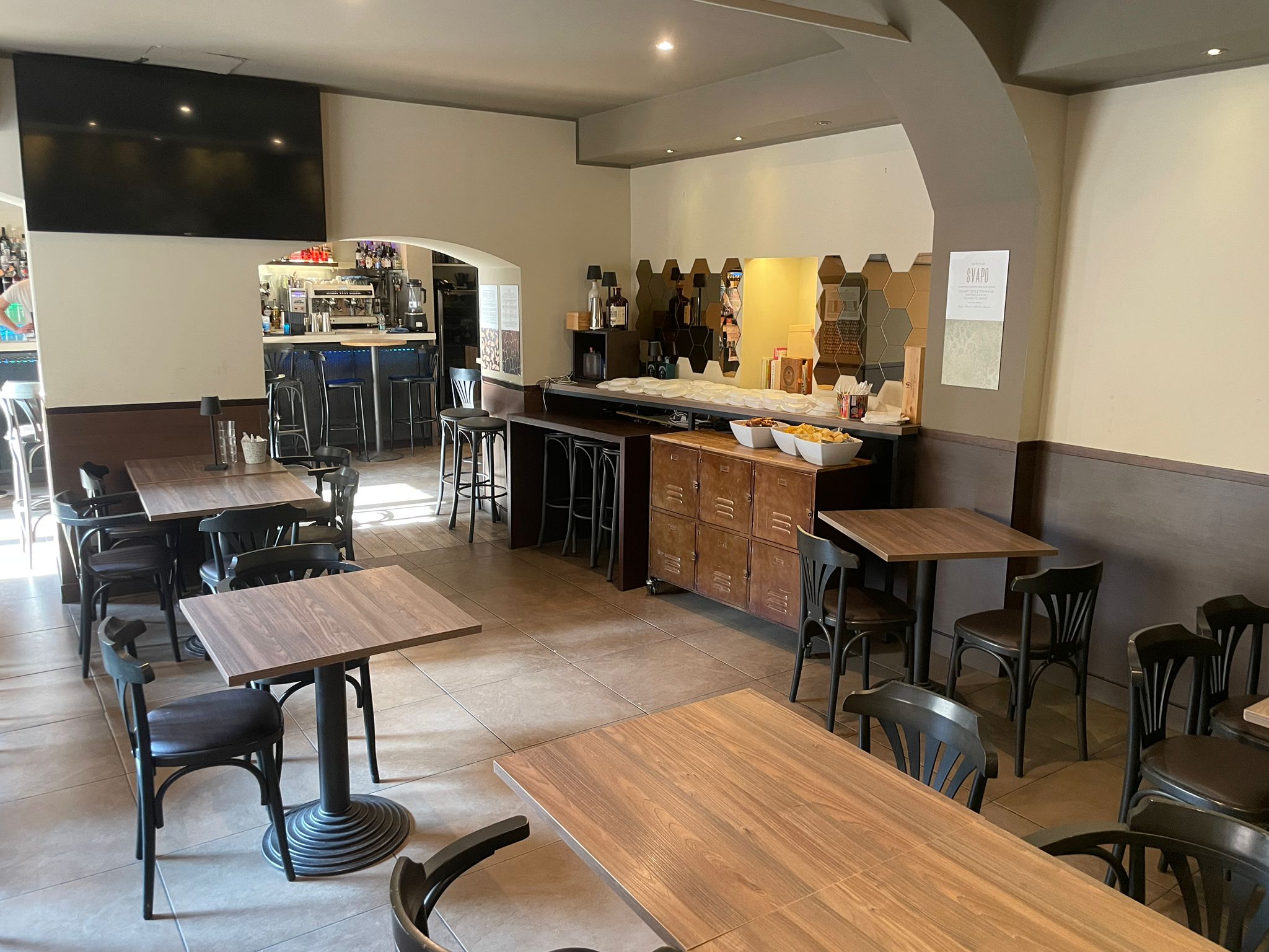 Storico bar nel centro di Casale Monferrato (Piazza Santo Stefano) – foto 4