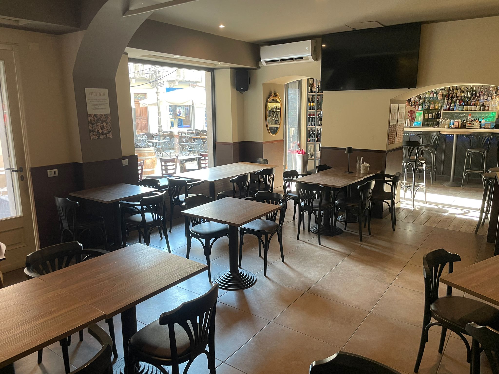 Storico bar nel centro di Casale Monferrato (Piazza Santo Stefano) – foto 5