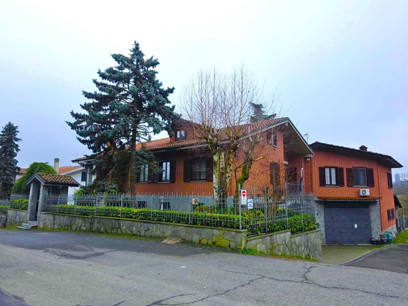 Villa panoramica di prestigio con giardino privato