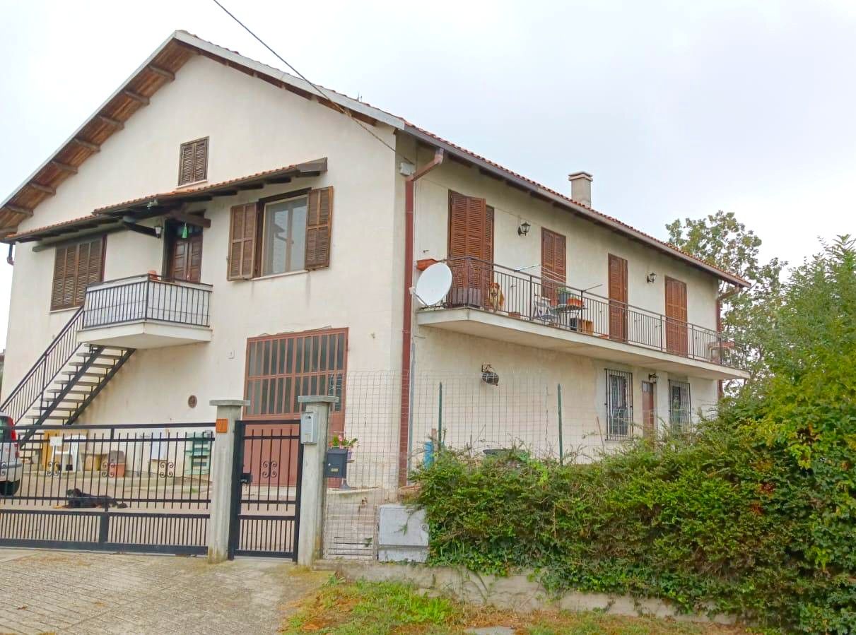 Villa bifamiliare libera su 4 lati con terreno