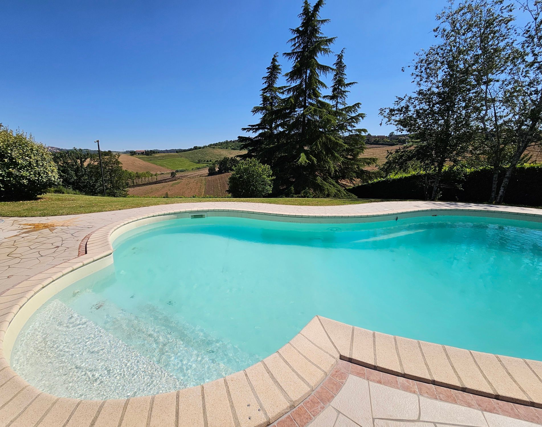 Prestigiosa villa con piscina a Conzano (AL)