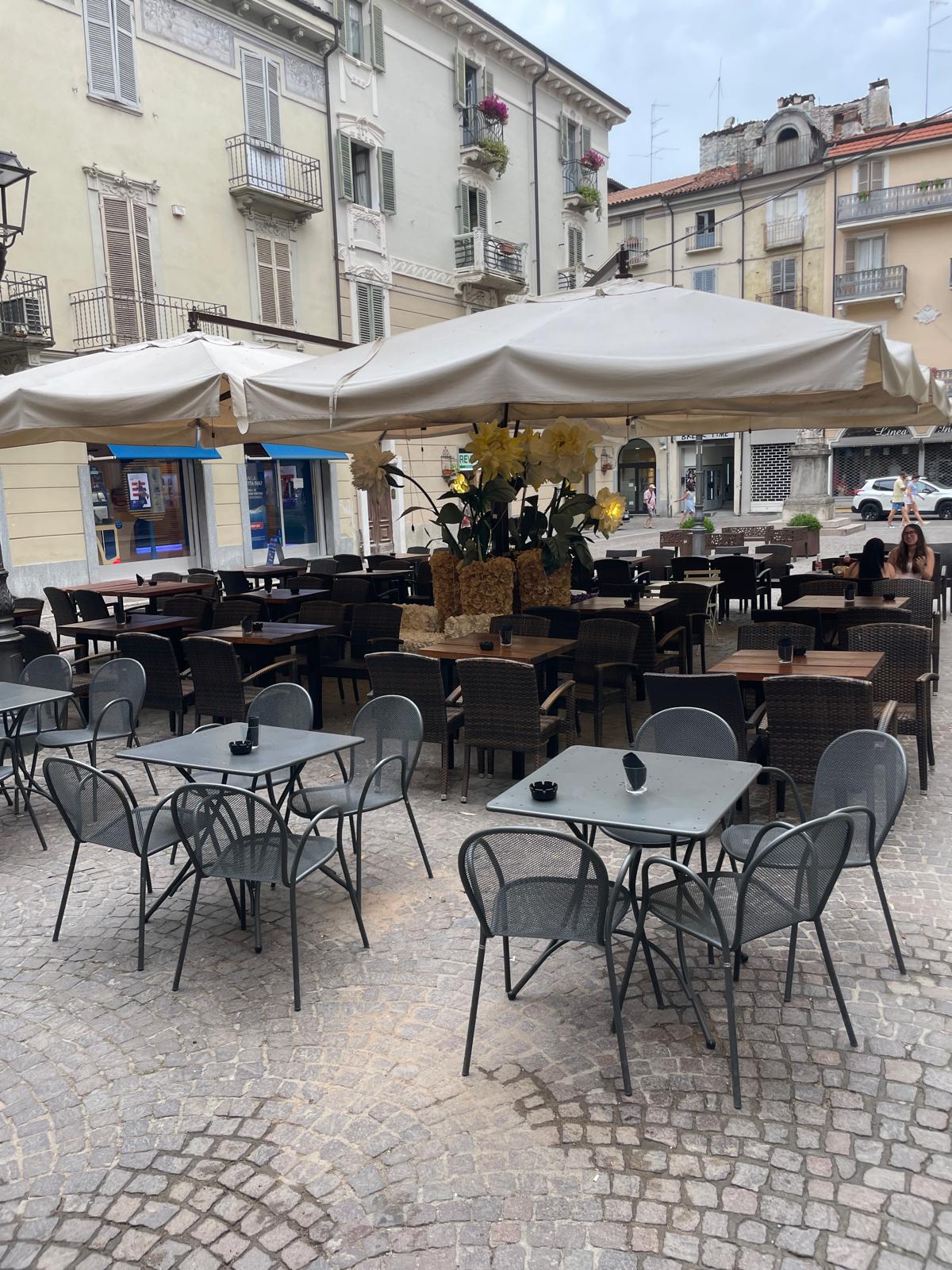 Storico bar nel centro di Casale Monferrato (Piazza Santo Stefano) – foto 2