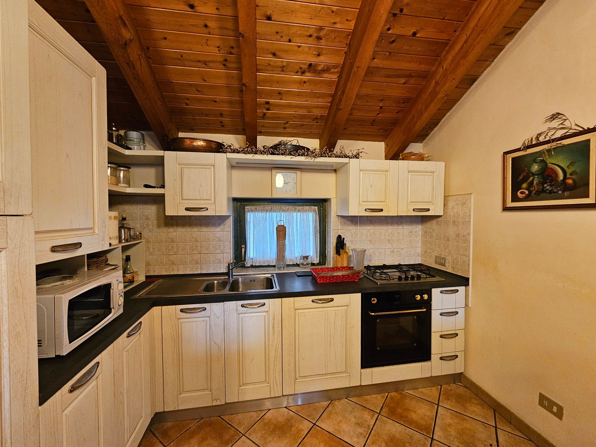 Appartamento arredato con vista panoramica sulle colline – foto 4