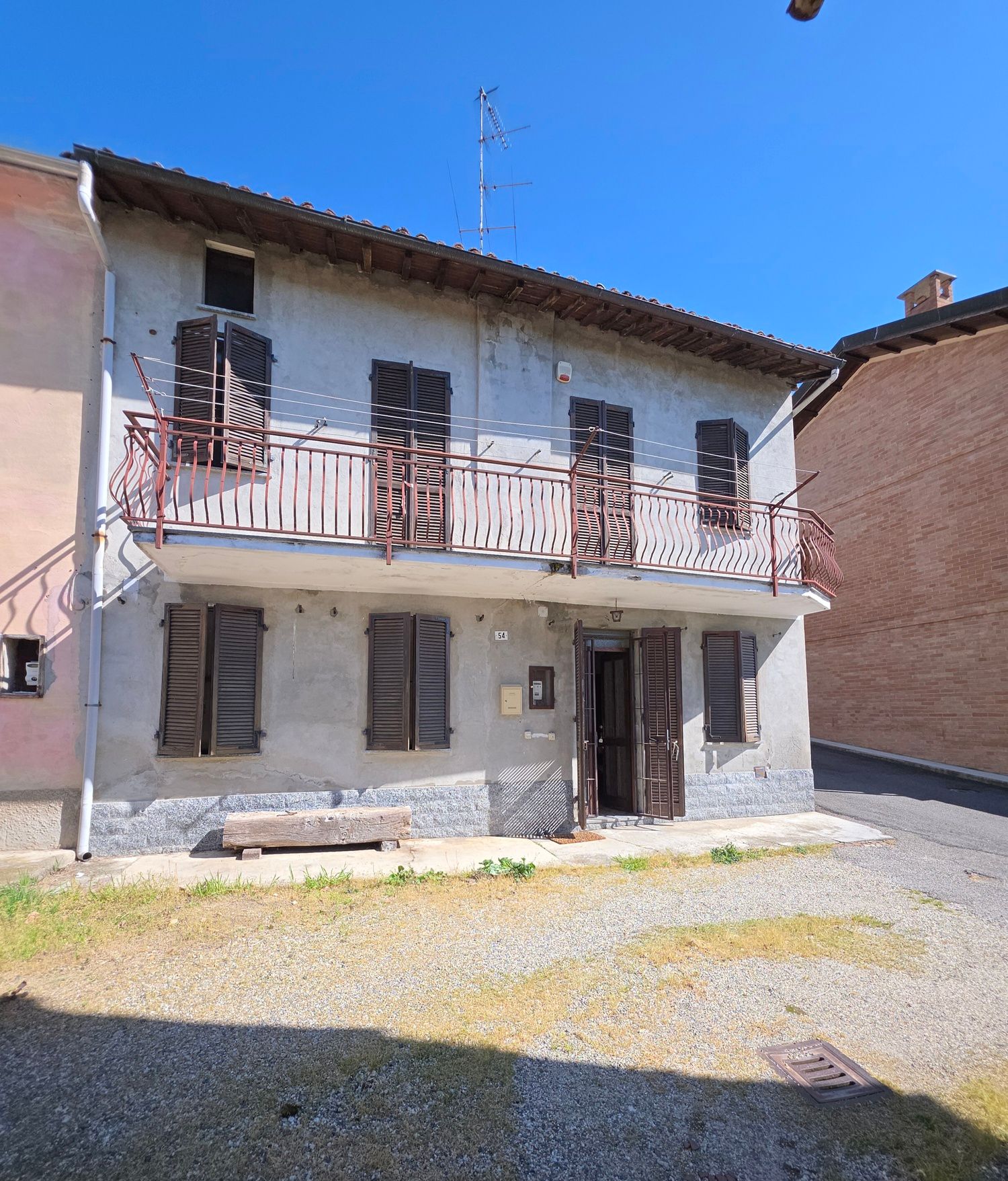 Casa libera su 3 lati con tavernetta e posto auto
