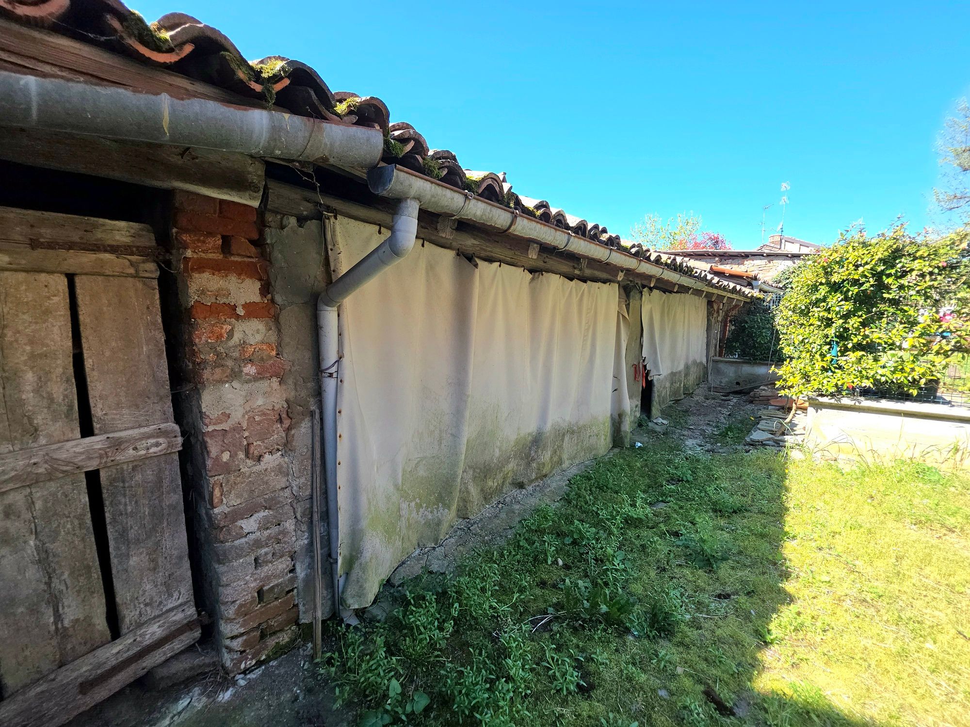 Casa libera su 3 lati con tavernetta e posto auto – foto 4