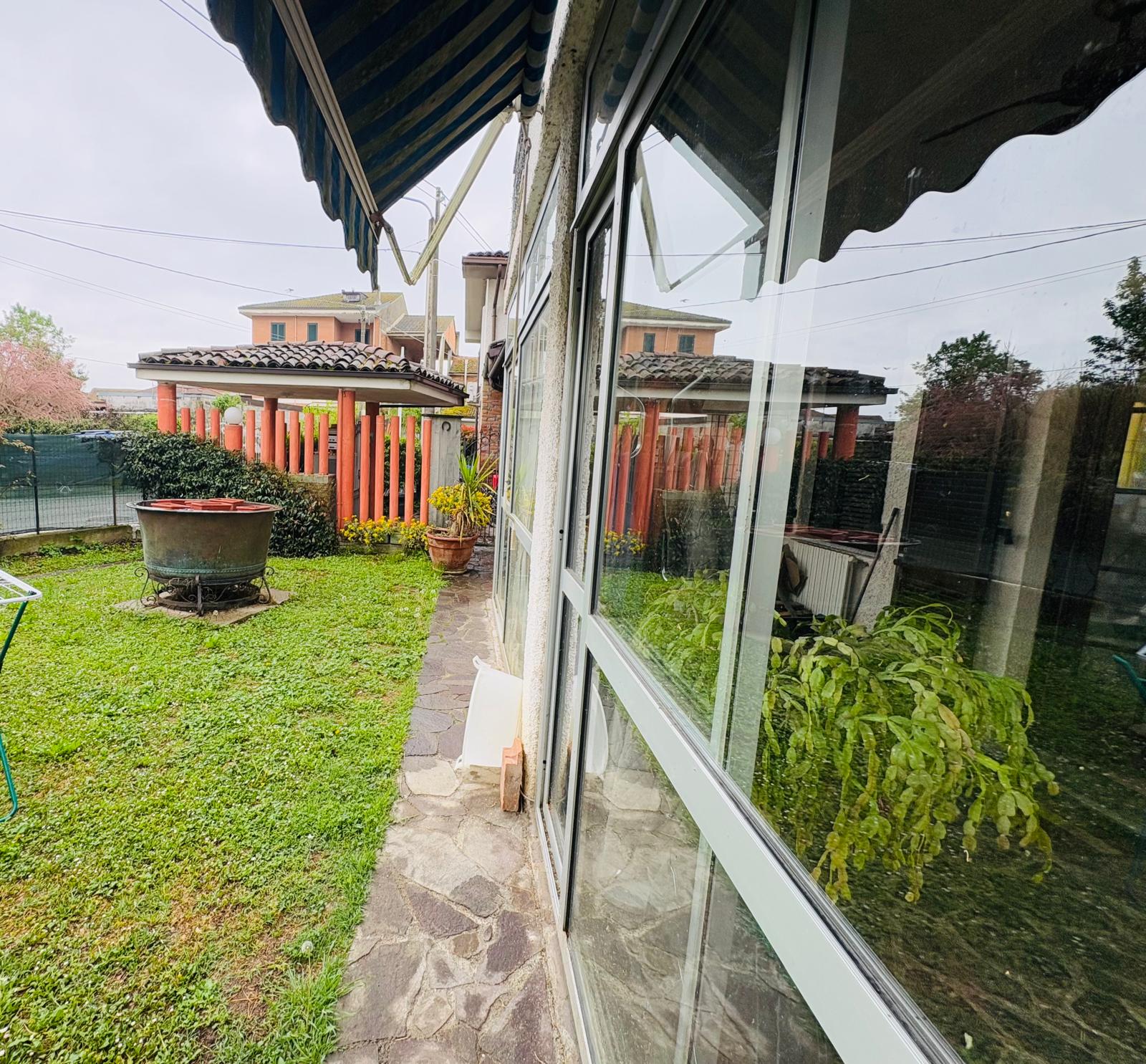 Abitazione al piano terra con ampio giardino privato – foto 3