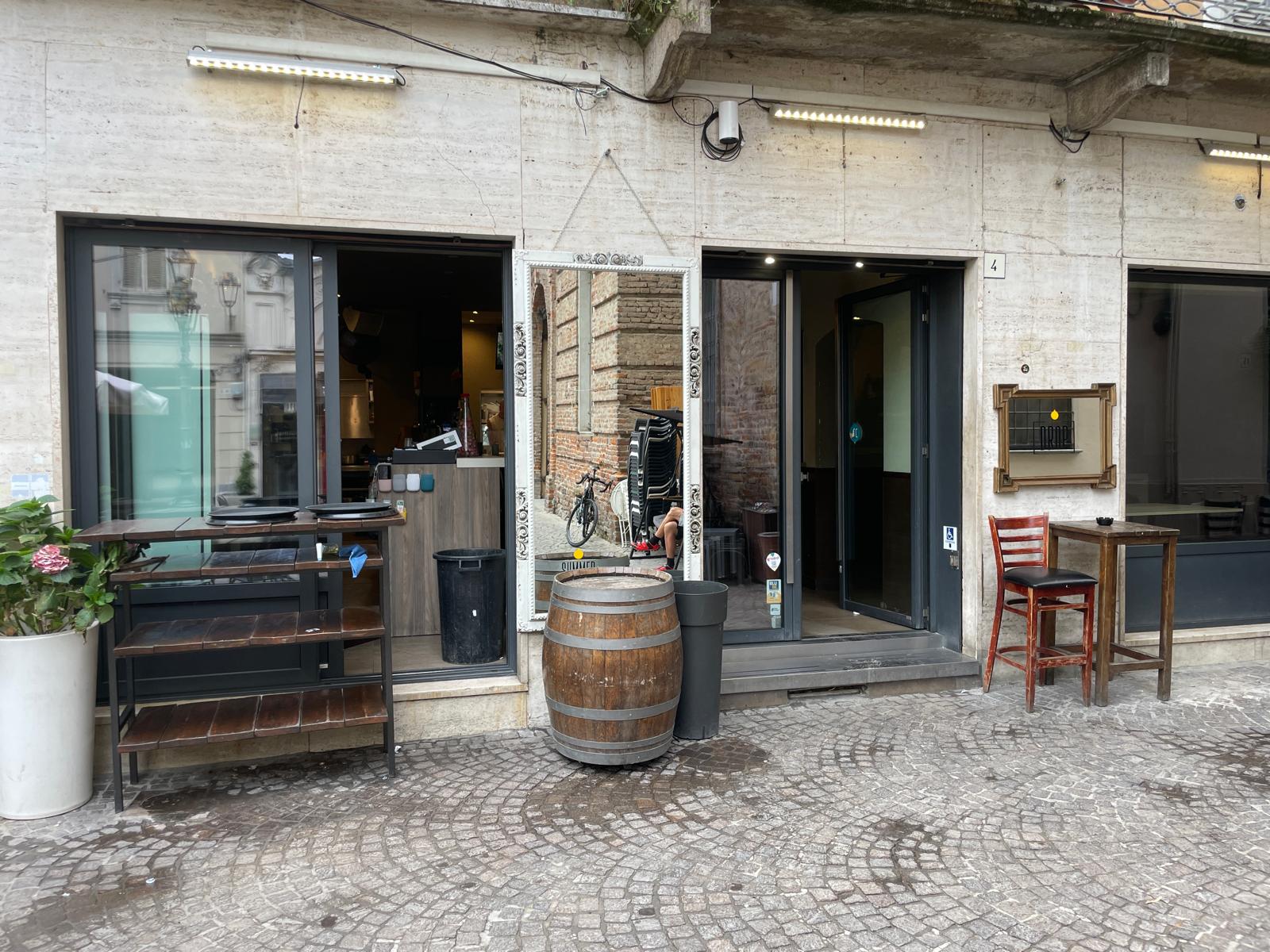 Storico bar nel centro di Casale Monferrato (Piazza Santo Stefano) – foto 3