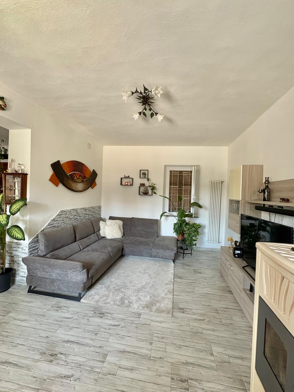 Casa indipendente libera su 3 lati con cortile e giardino – foto 2