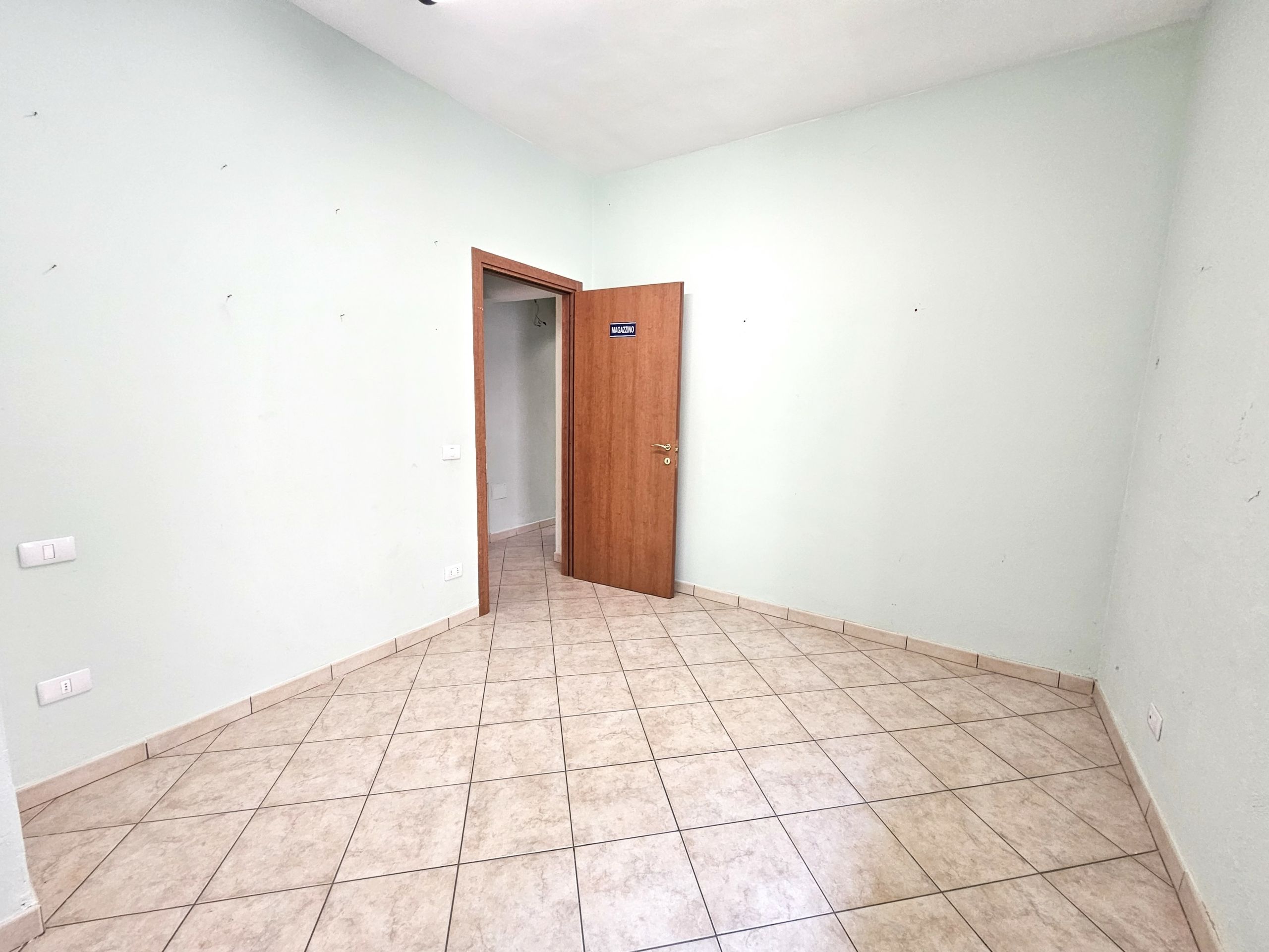 Affitto negozio/ufficio mq. 60 vetrina su strada – foto 2