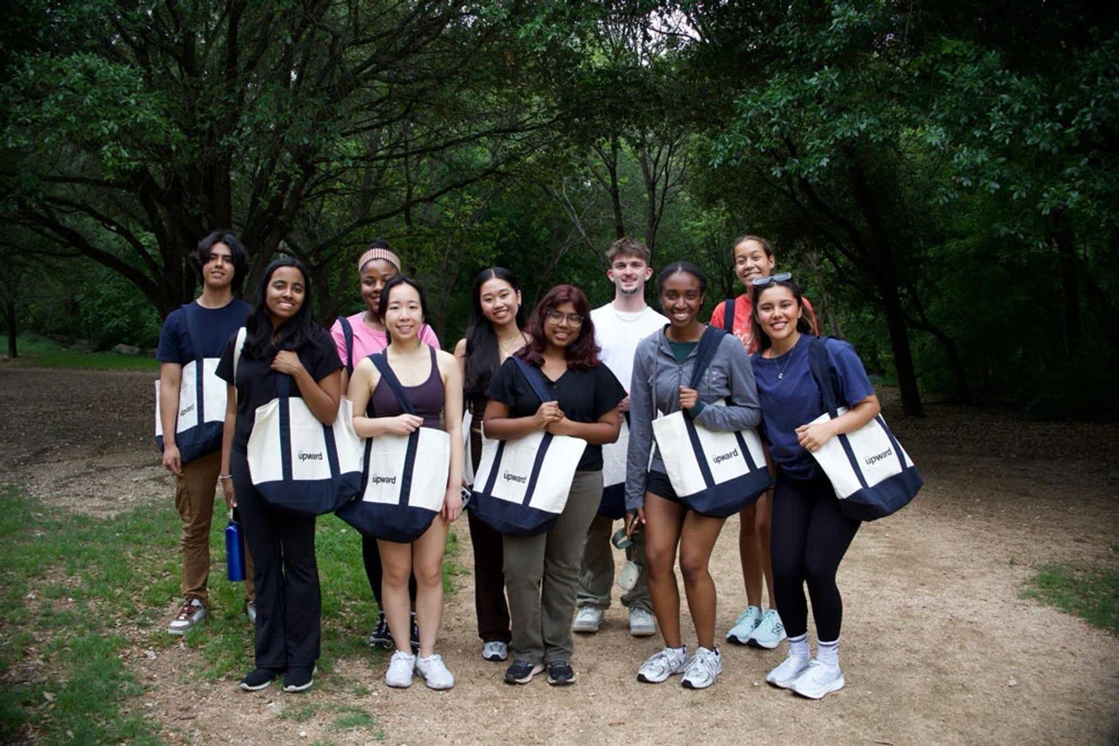 Photo group of people standing on forest trail