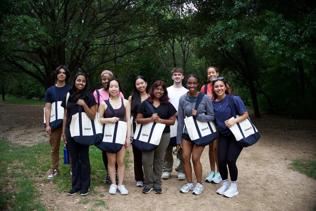 Photo group of people standing on forest trail