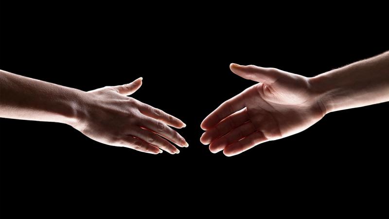 С кем нельзя здороваться?