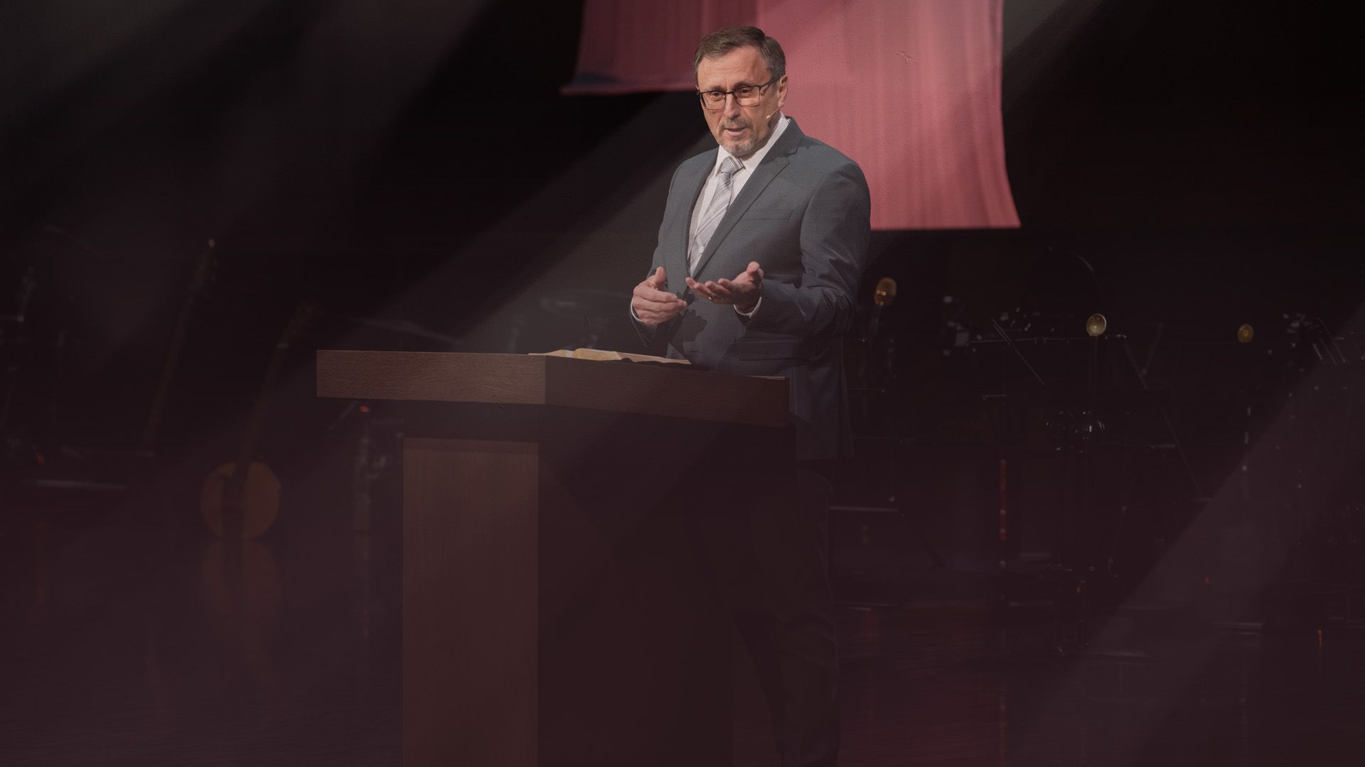 Promotional image for Бог — центр поклонения