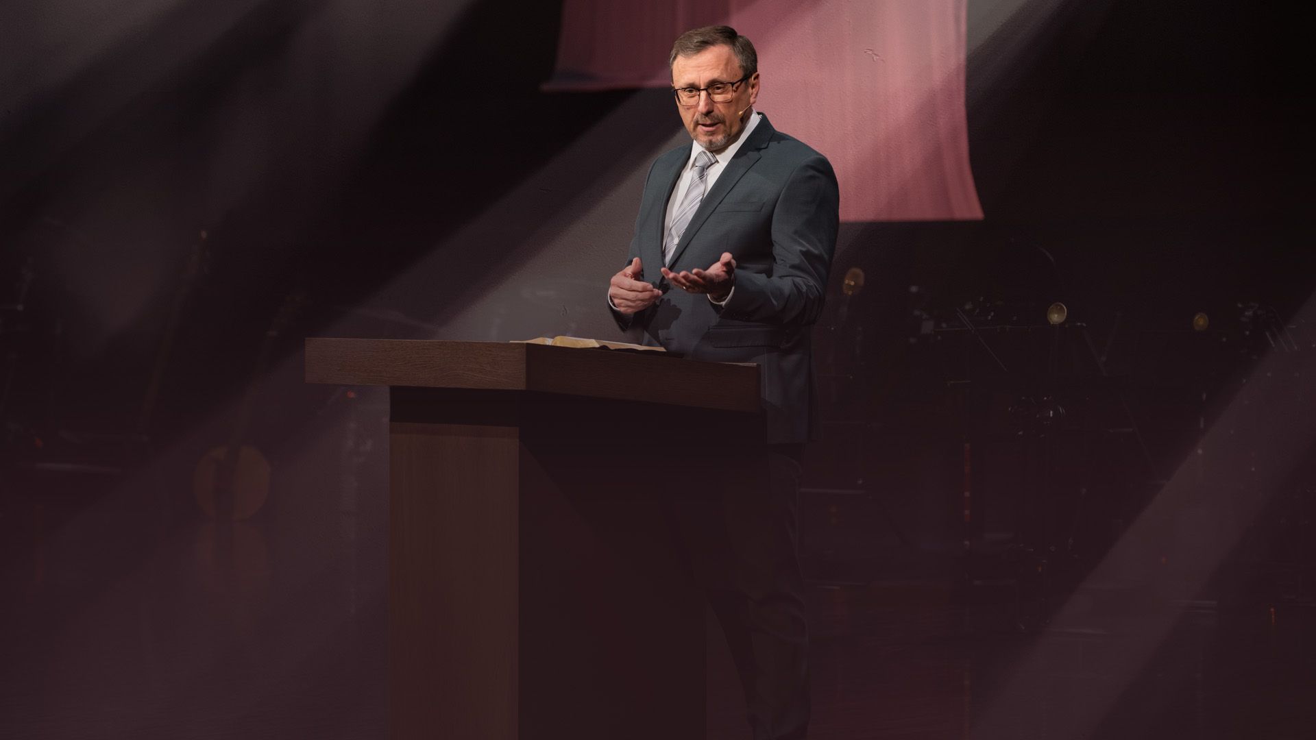 Promotional image for Бог — центр поклонения