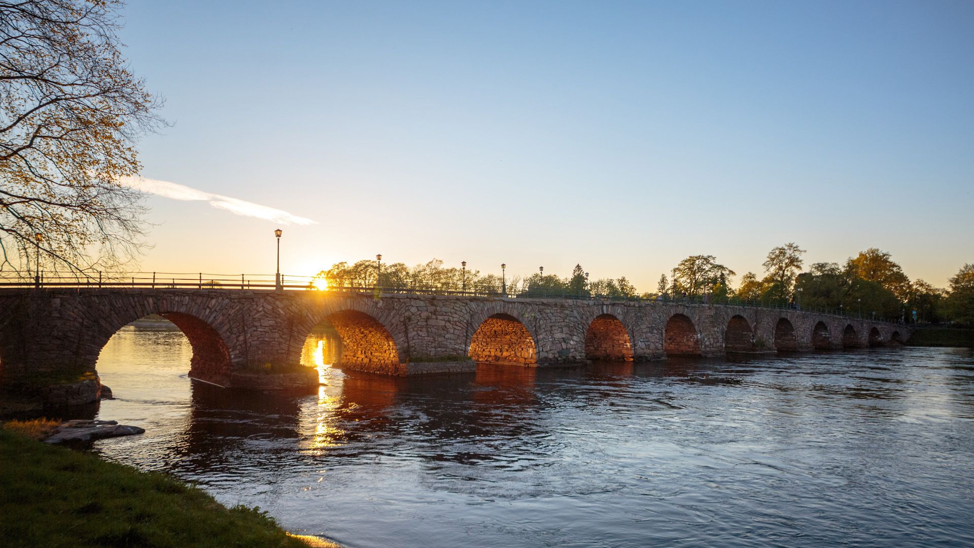 Promotional image for Строя мосты, а не стены