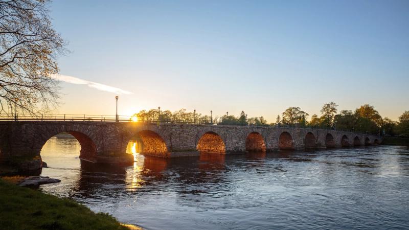 Строя мосты, а не стены