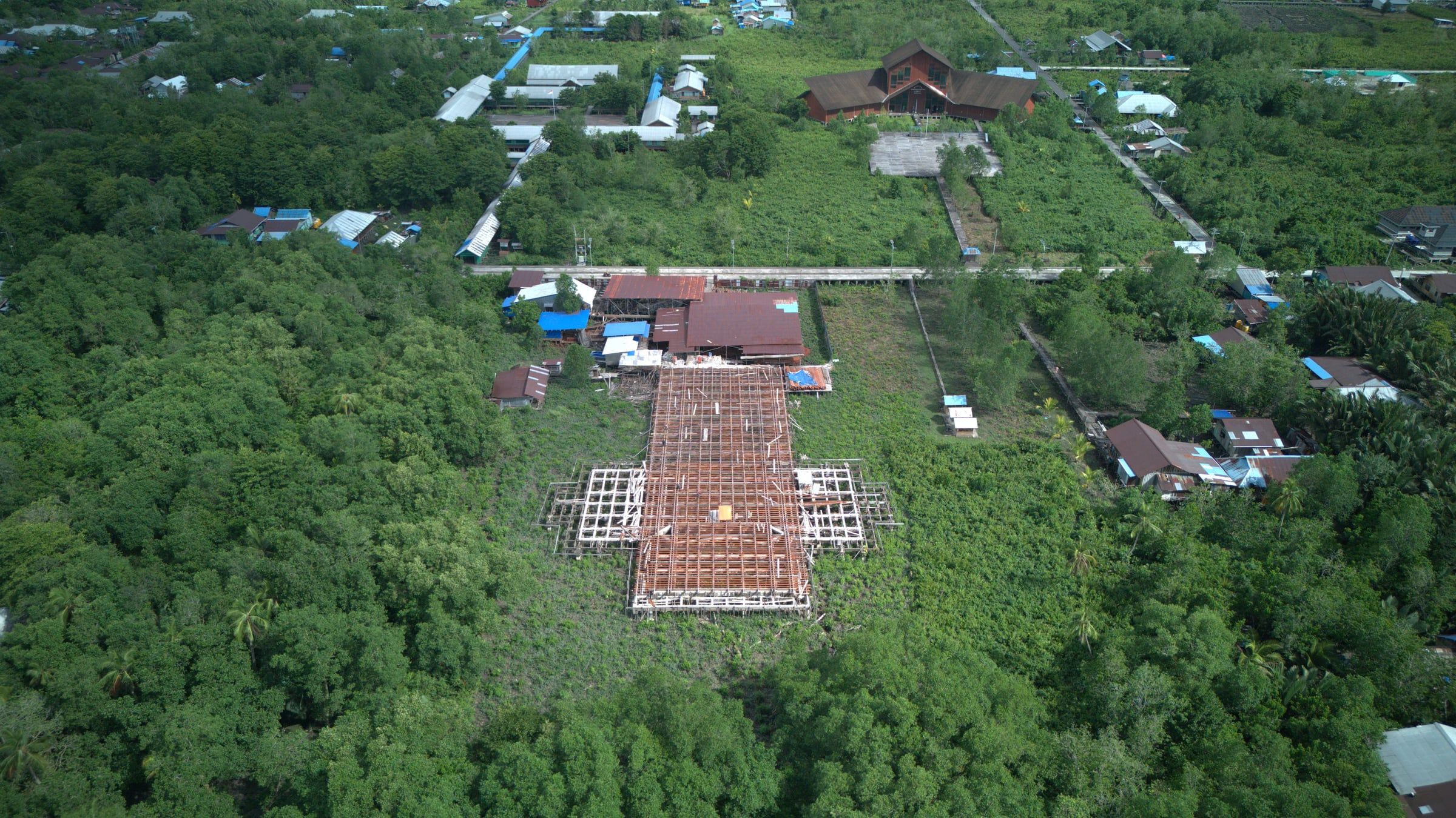 Lantai mulai dipasang