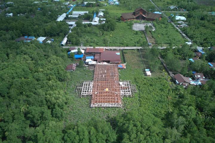 Lantai mulai dipasang