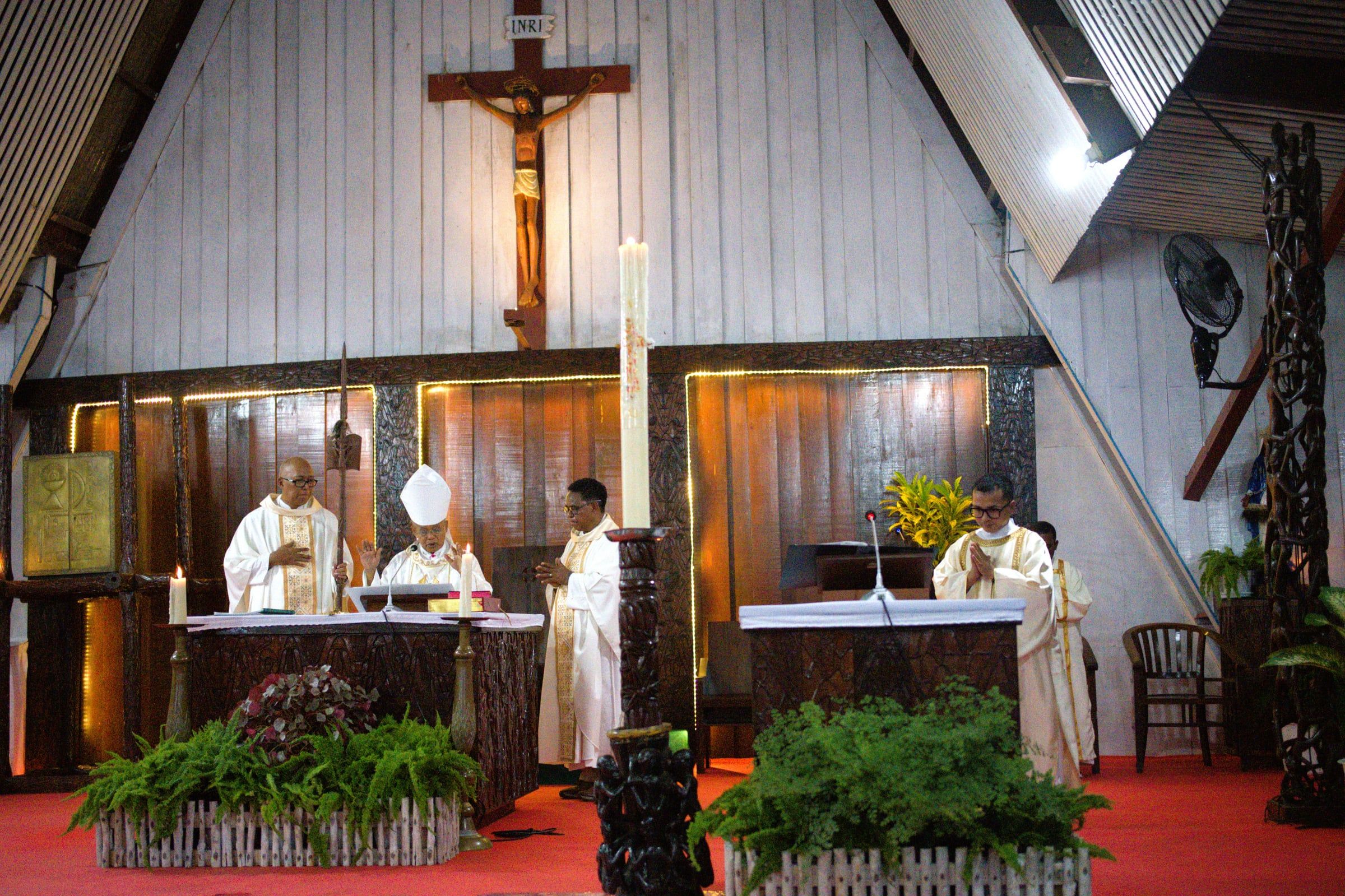 Misa pontifikal di Katedral Salib Suci: Bapa Uskup di altar bersama dua imam, seorang diakon di mimbar.