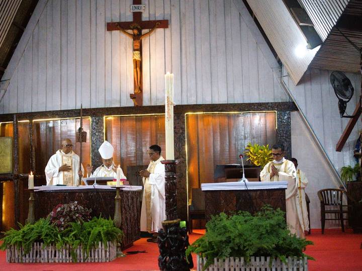 Misa pontifikal di Katedral Salib Suci: Bapa Uskup di altar bersama dua imam, seorang diakon di mimbar.