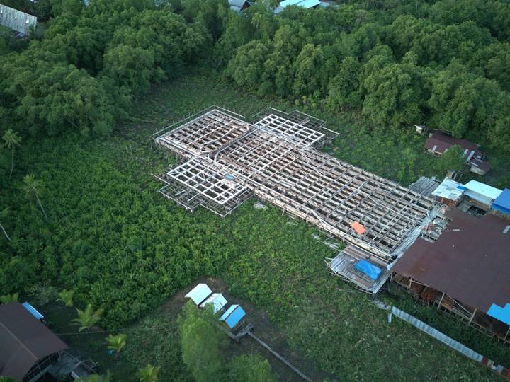 Rangka lantai Katedral Baru di samping atap merah katedral yang sekarang dipakai, 28 September 2025.