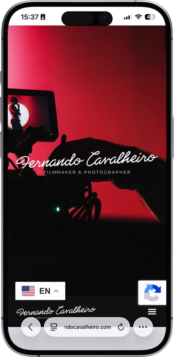 Topo do site aberto no celular: uma câmera de cinema contra um fundo vermelho, com o nome "Fernando Cavalheiro, filmmaker & photographer" sobreposto.