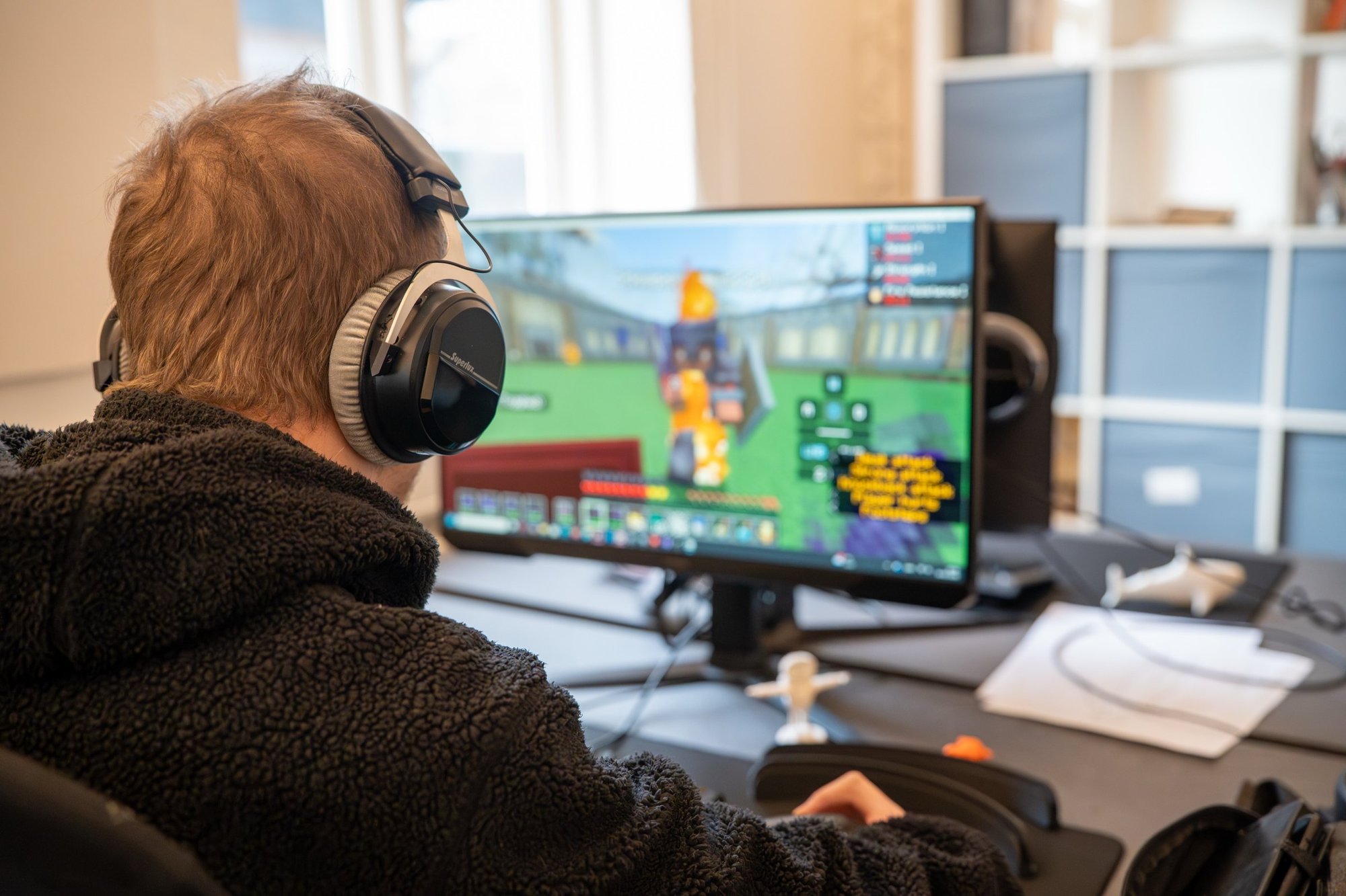 STU Brønshøj: elev med høretelefoner spiller Minecraft på Socialcode STU på Svanevej
