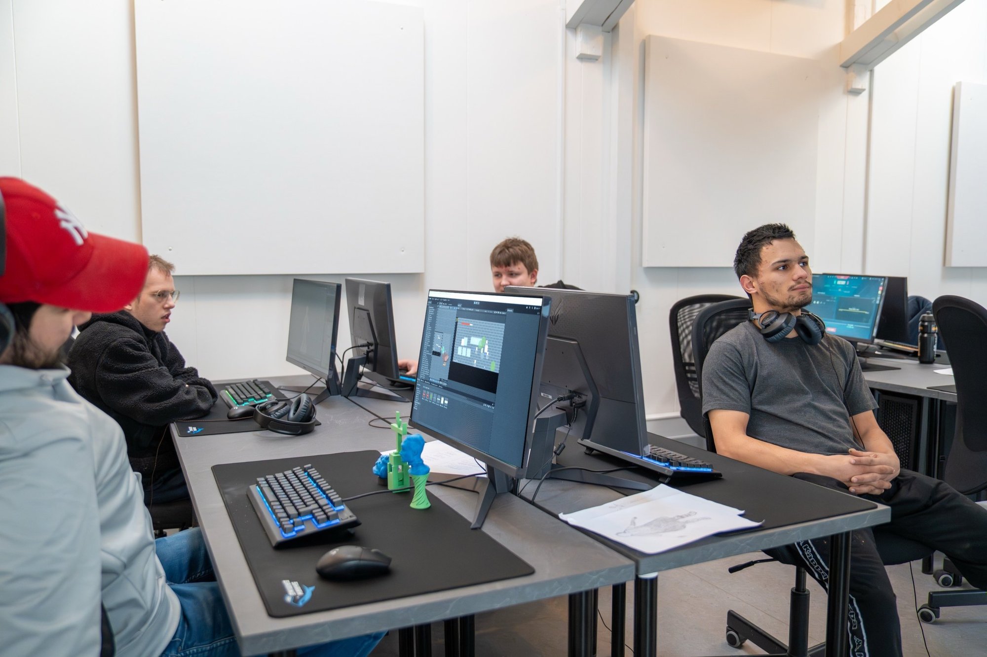 STU Amager: elever i klasselokalet på Socialcode STU på Svanevej i København NV