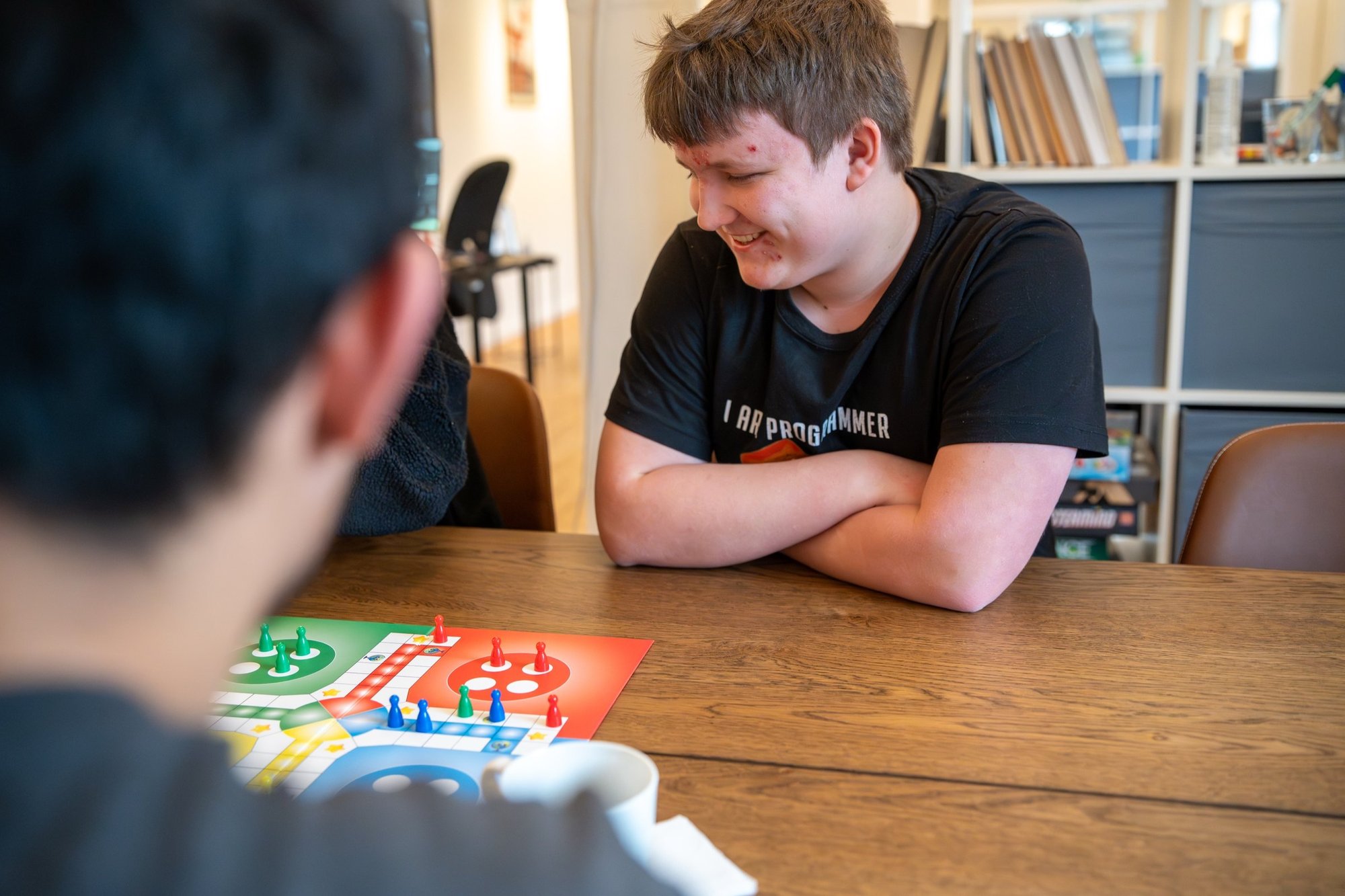 Hvem er STU for: elever spiller ludo sammen hos Socialcode på Svanevej