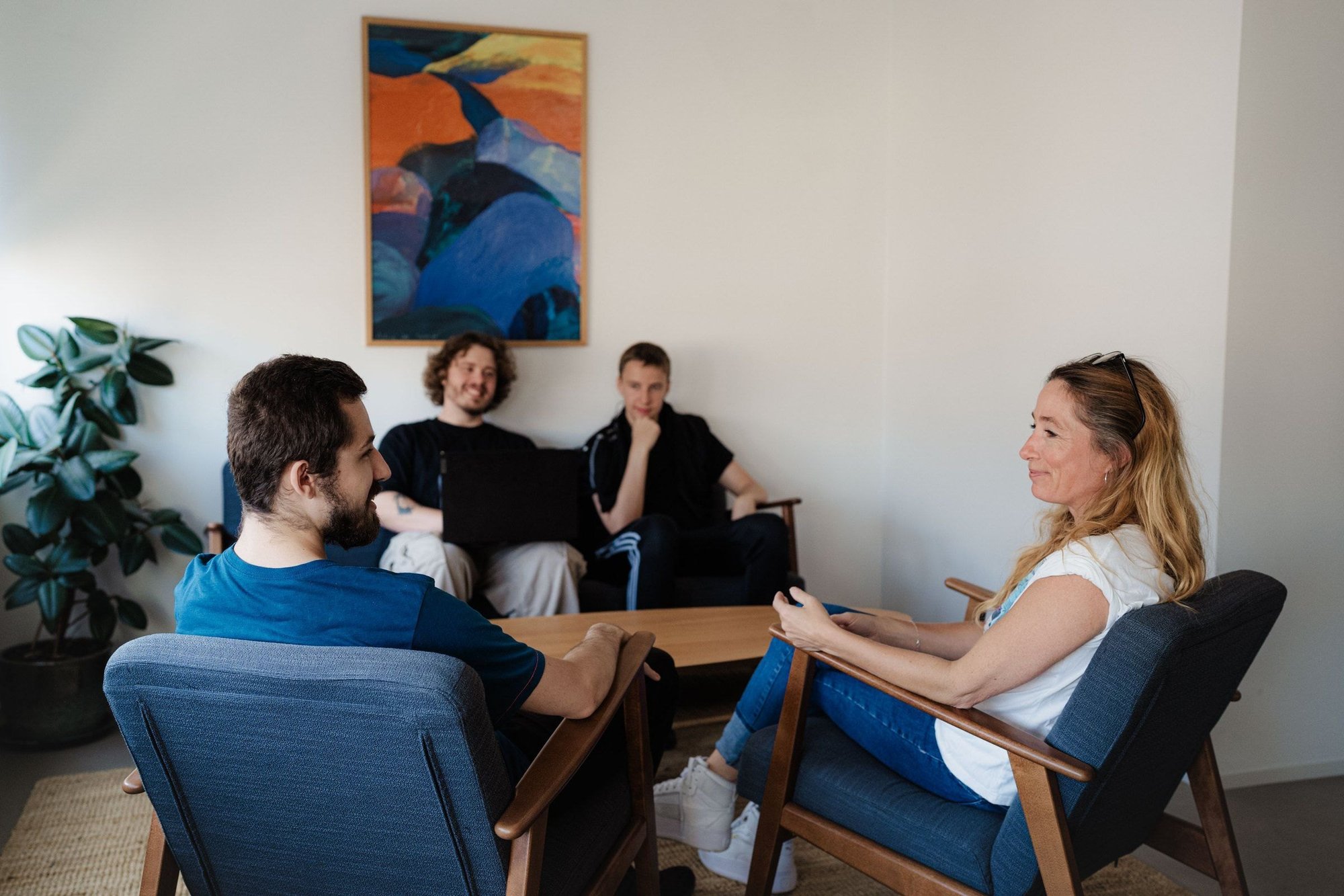 Metoderne: medarbejder og elever i samtale i sofagruppen på Socialcode STU